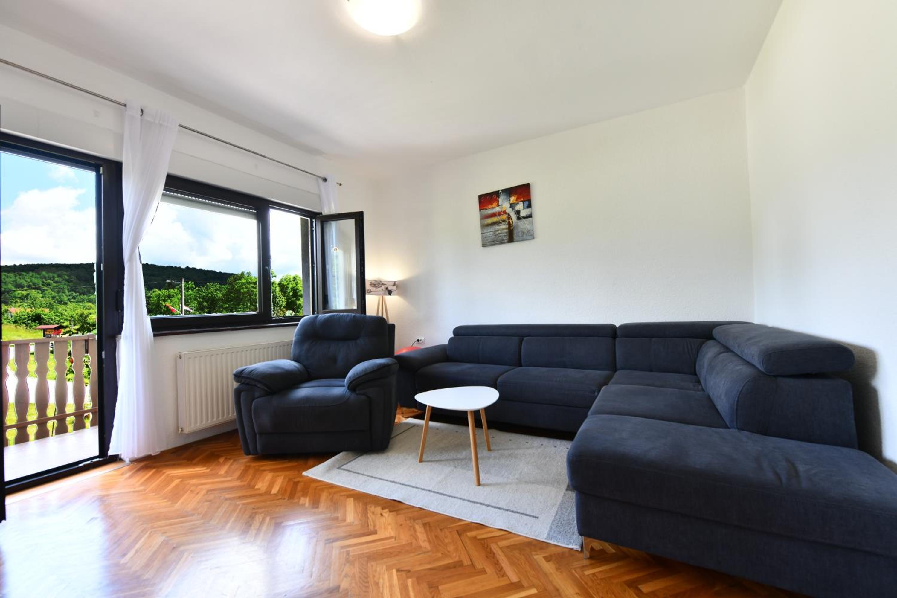 One-Bedroom Apartment - Photo 3