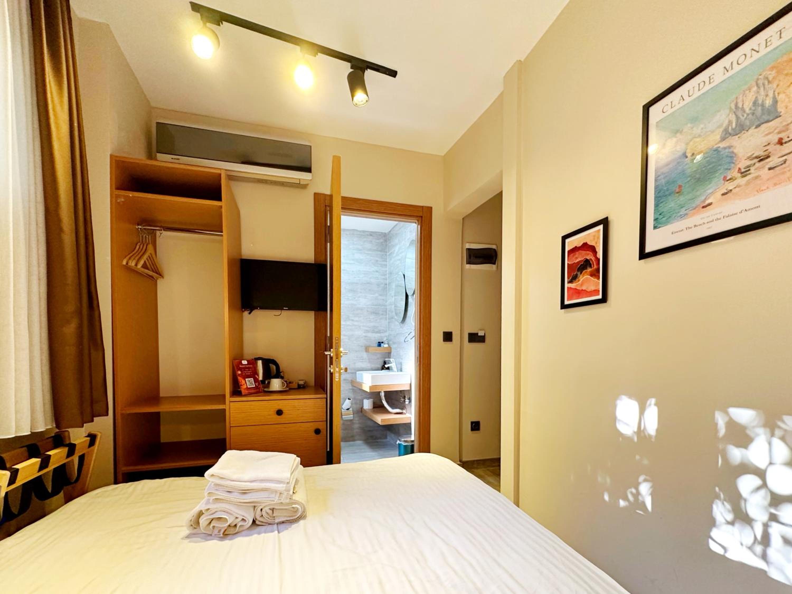 Budget Double Room photo 2