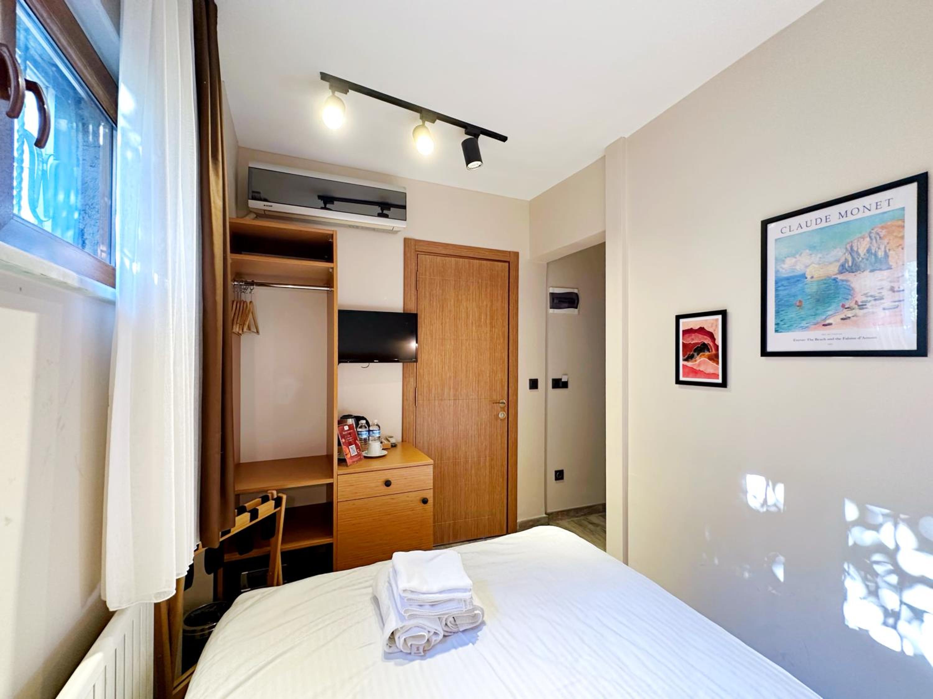 Budget Double Room photo 3