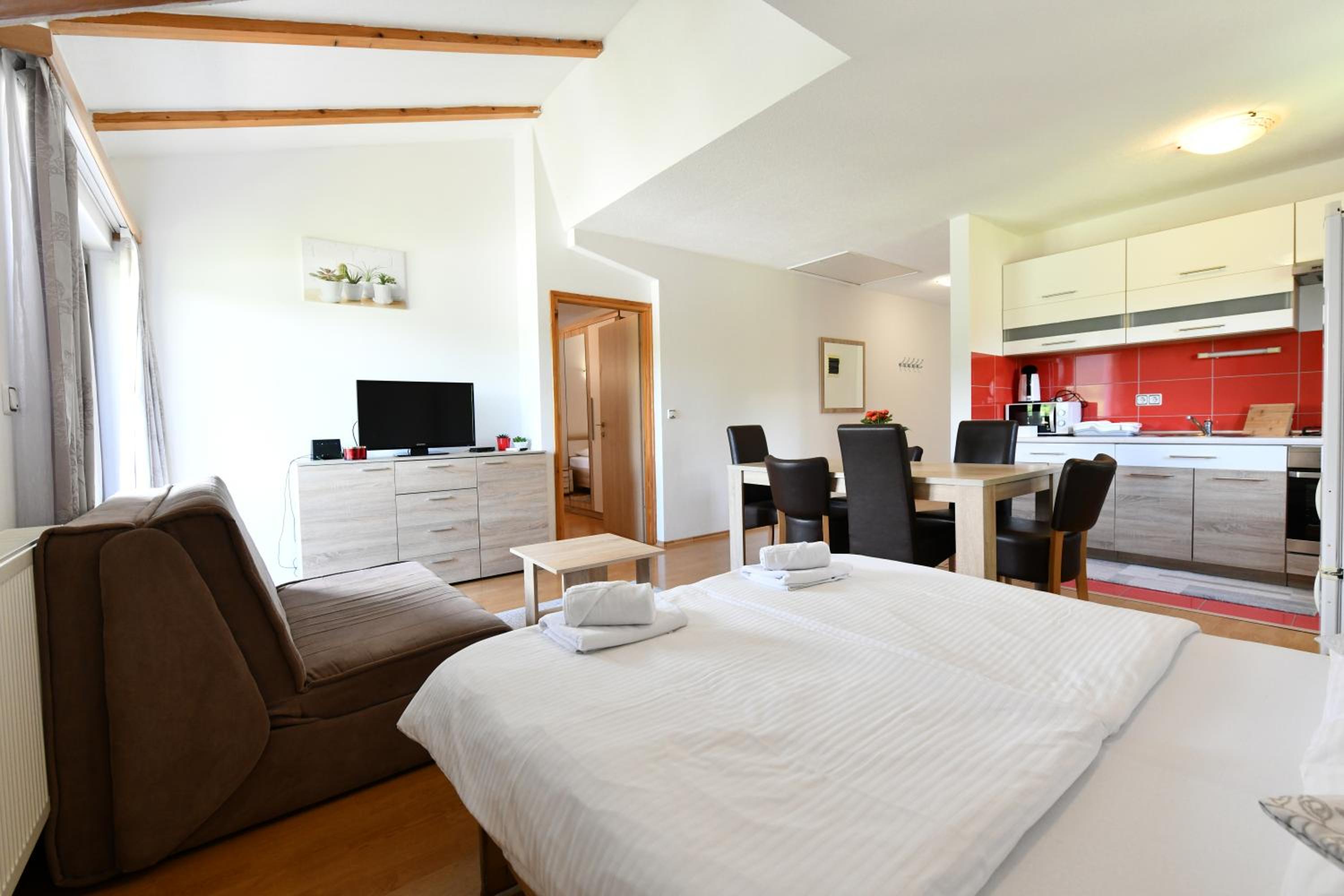 One-Bedroom Apartment with Balcony  (4 Adults)  photo 3