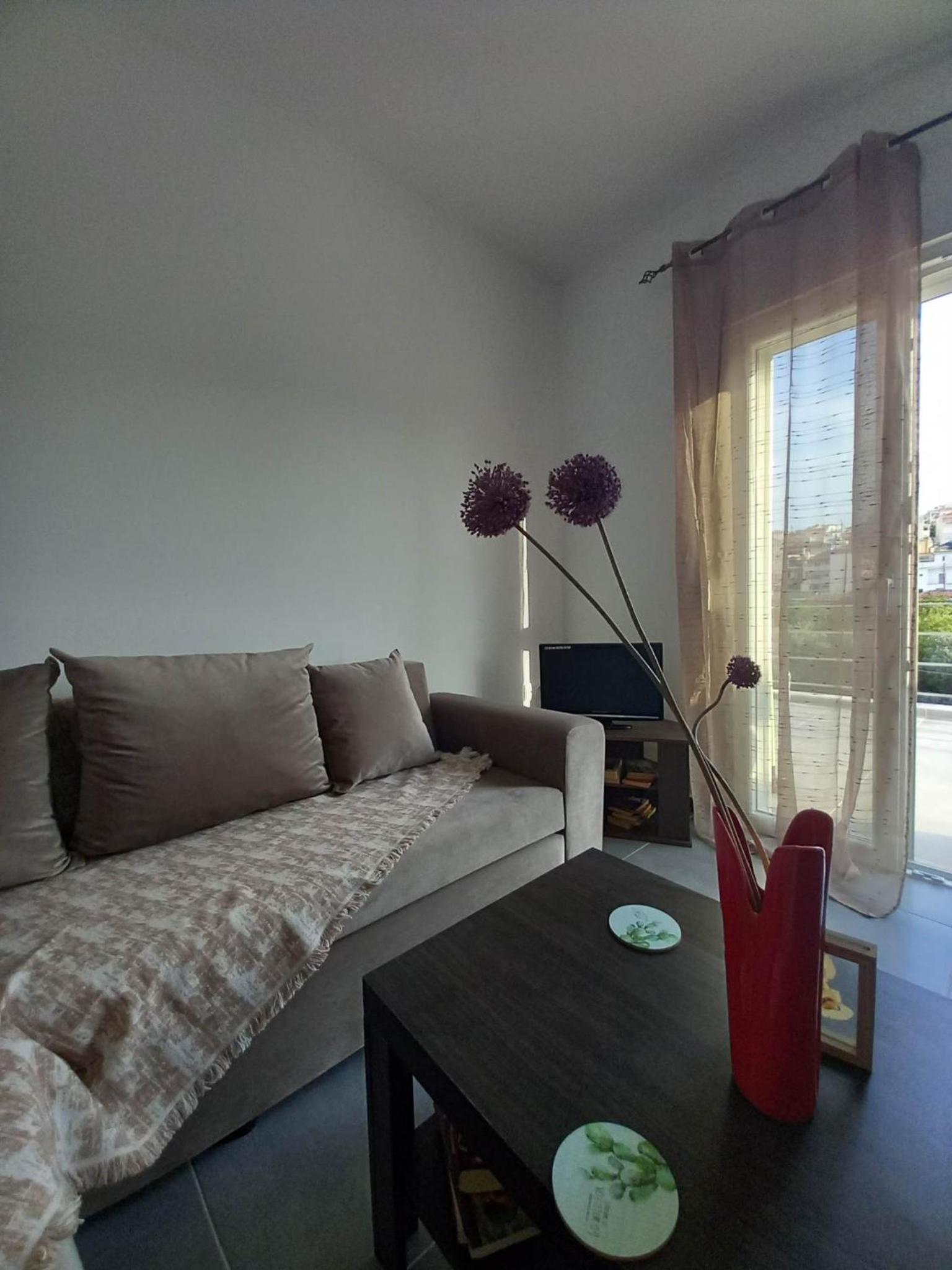 One-Bedroom House photo 1