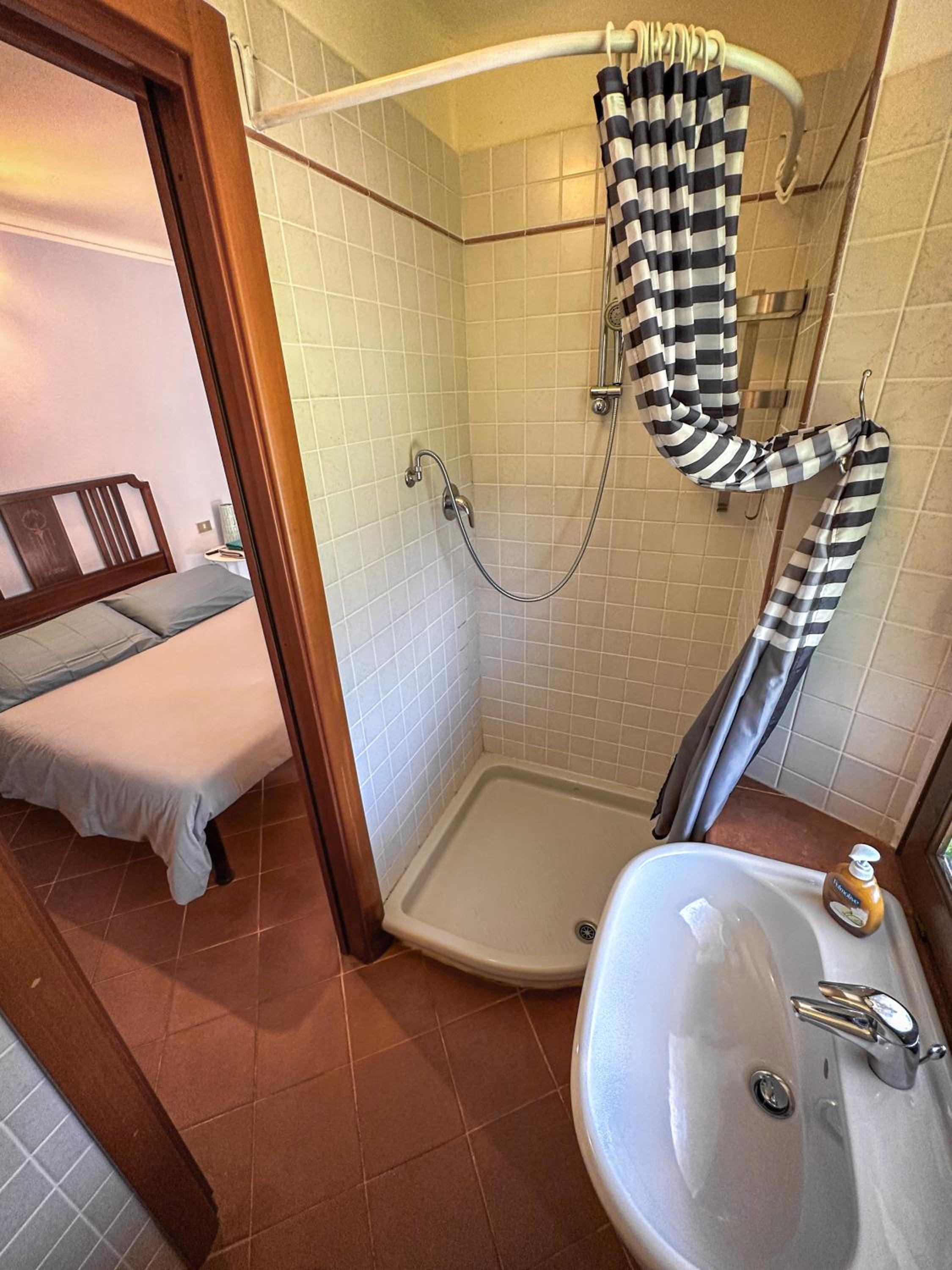 Economy Double Room - Photo 13