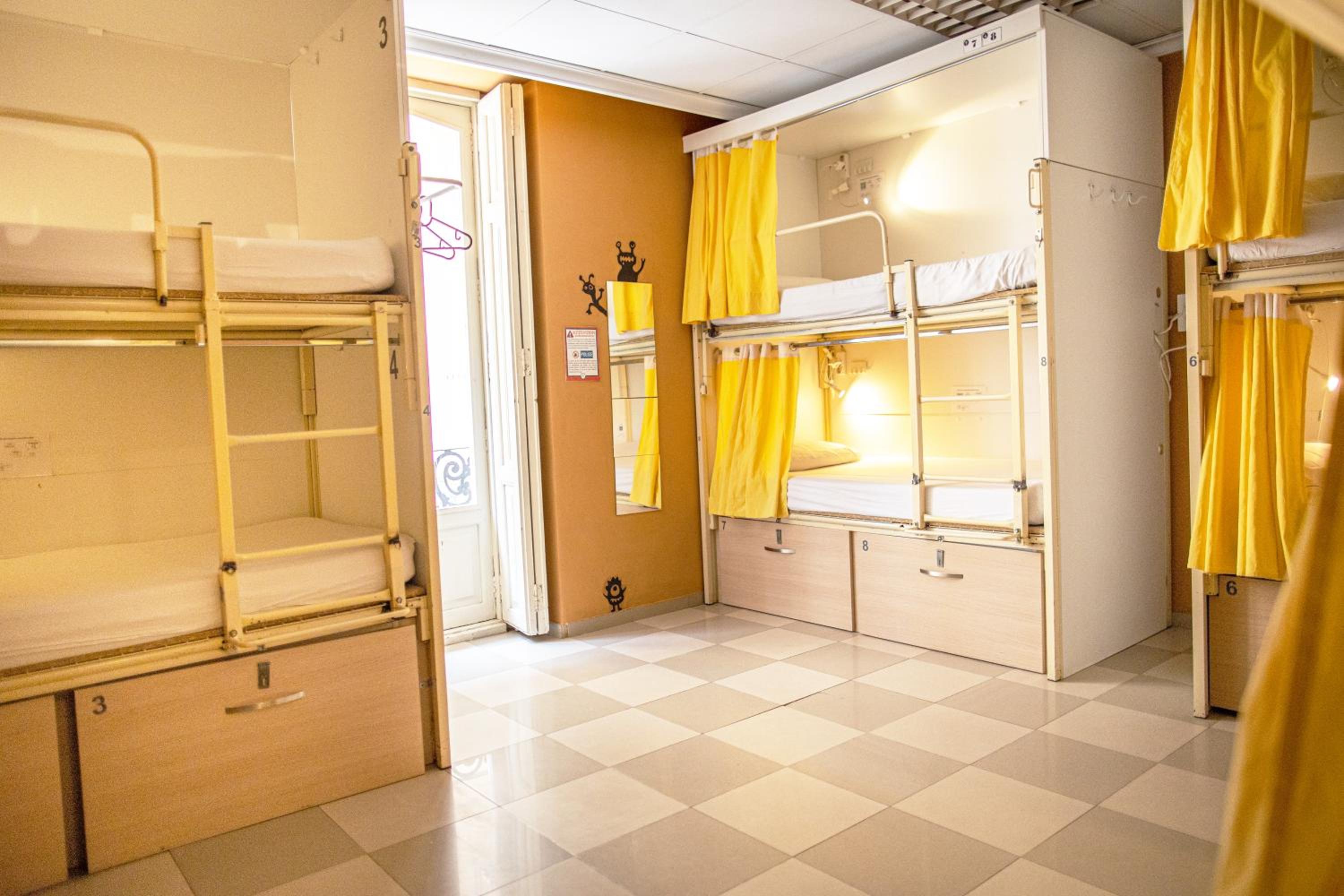 Litera en Habitación Compartida de 12 Camas