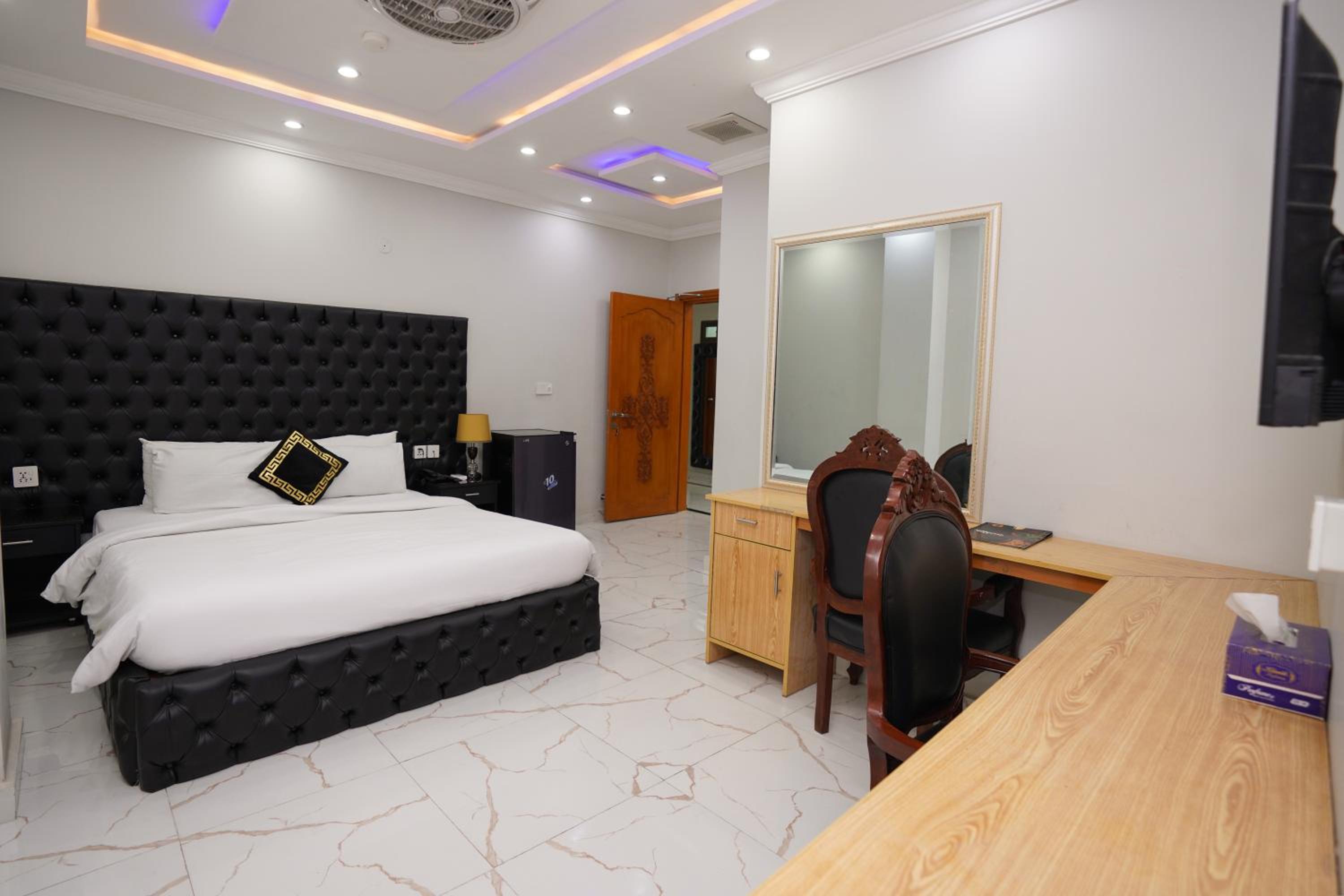Deluxe Family Suite photo 3