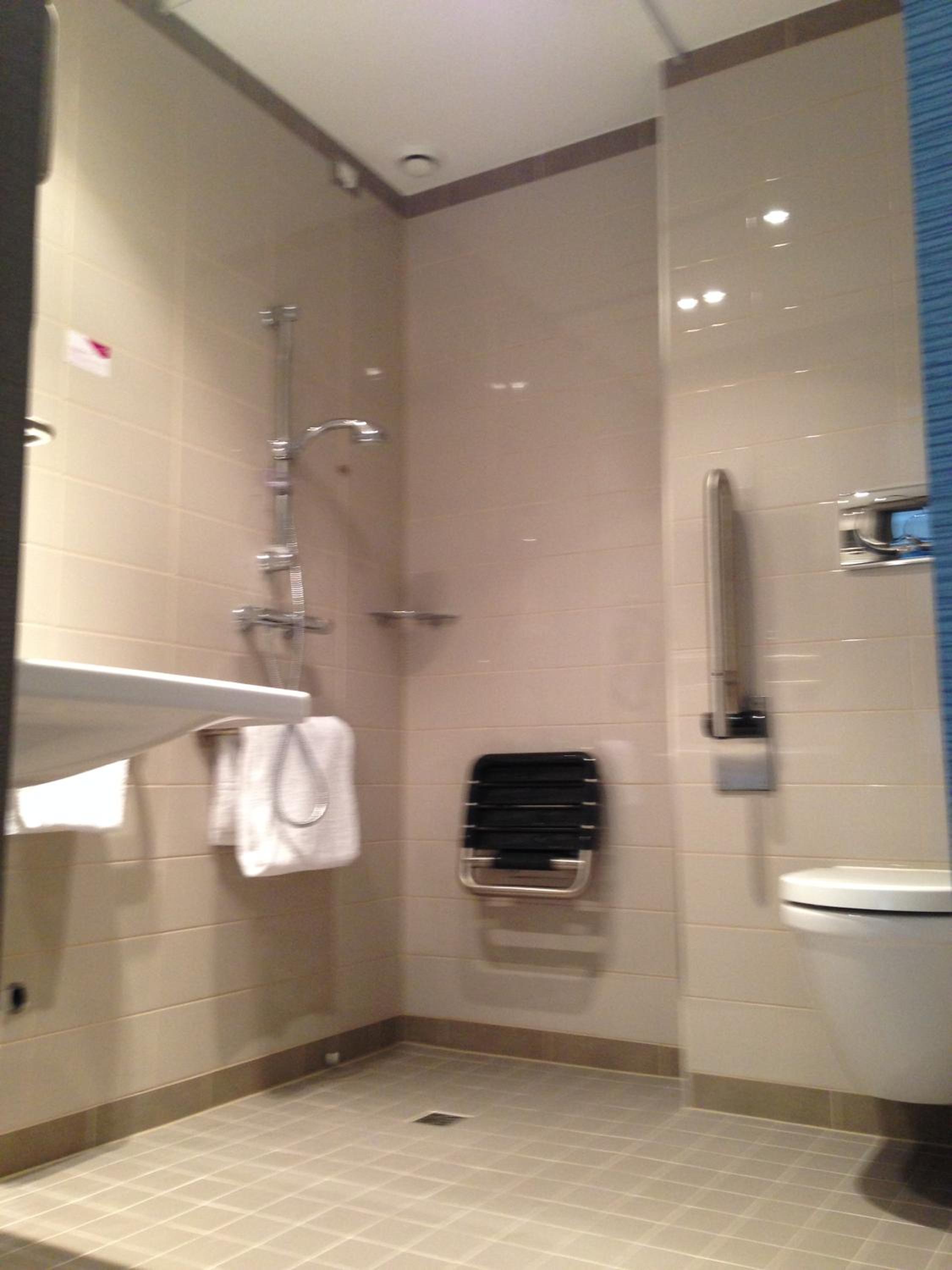 Standard Twin Room - Disability Access/Smoking thumbnail 6