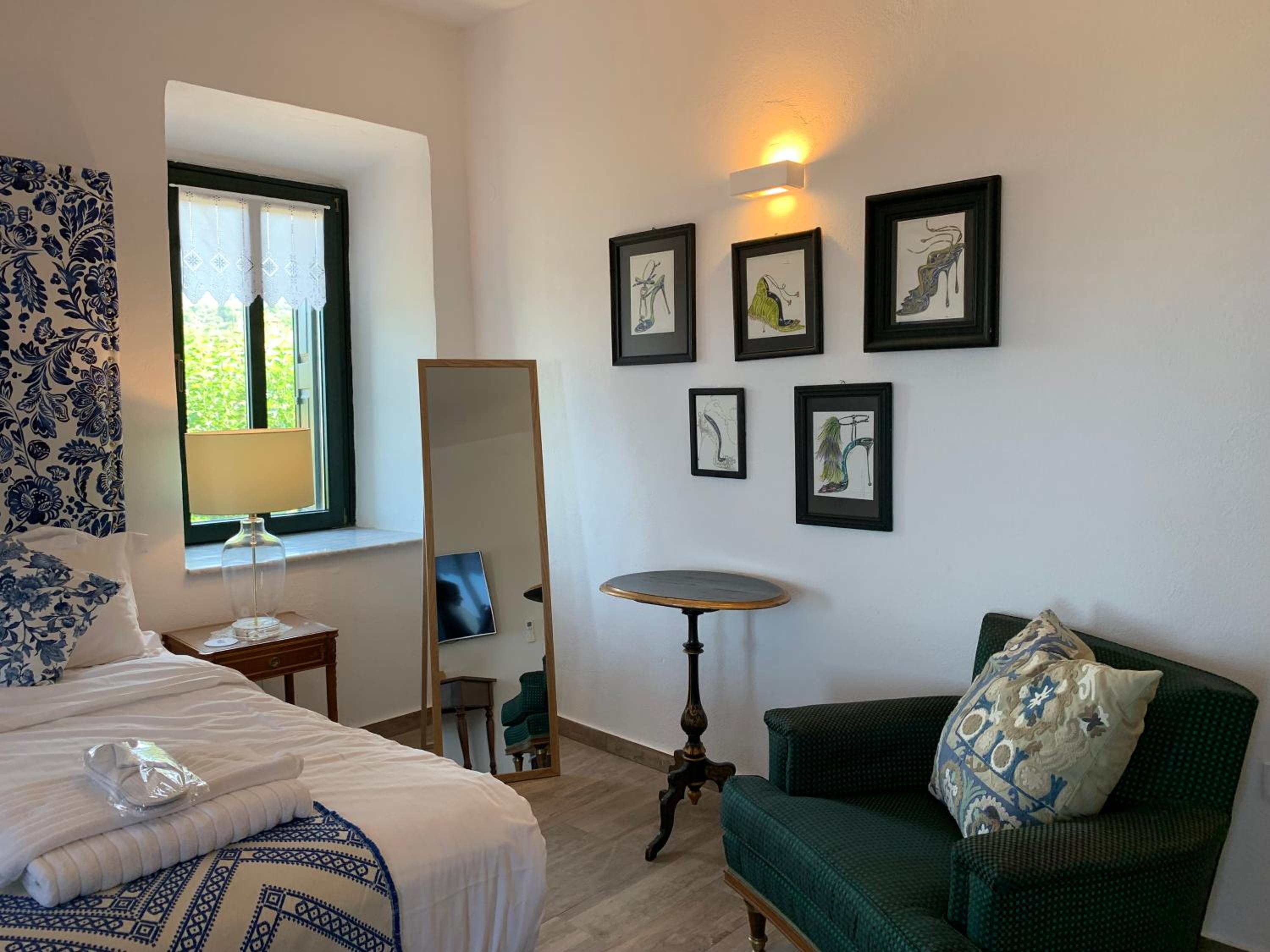 Executive Suite - Photo 8