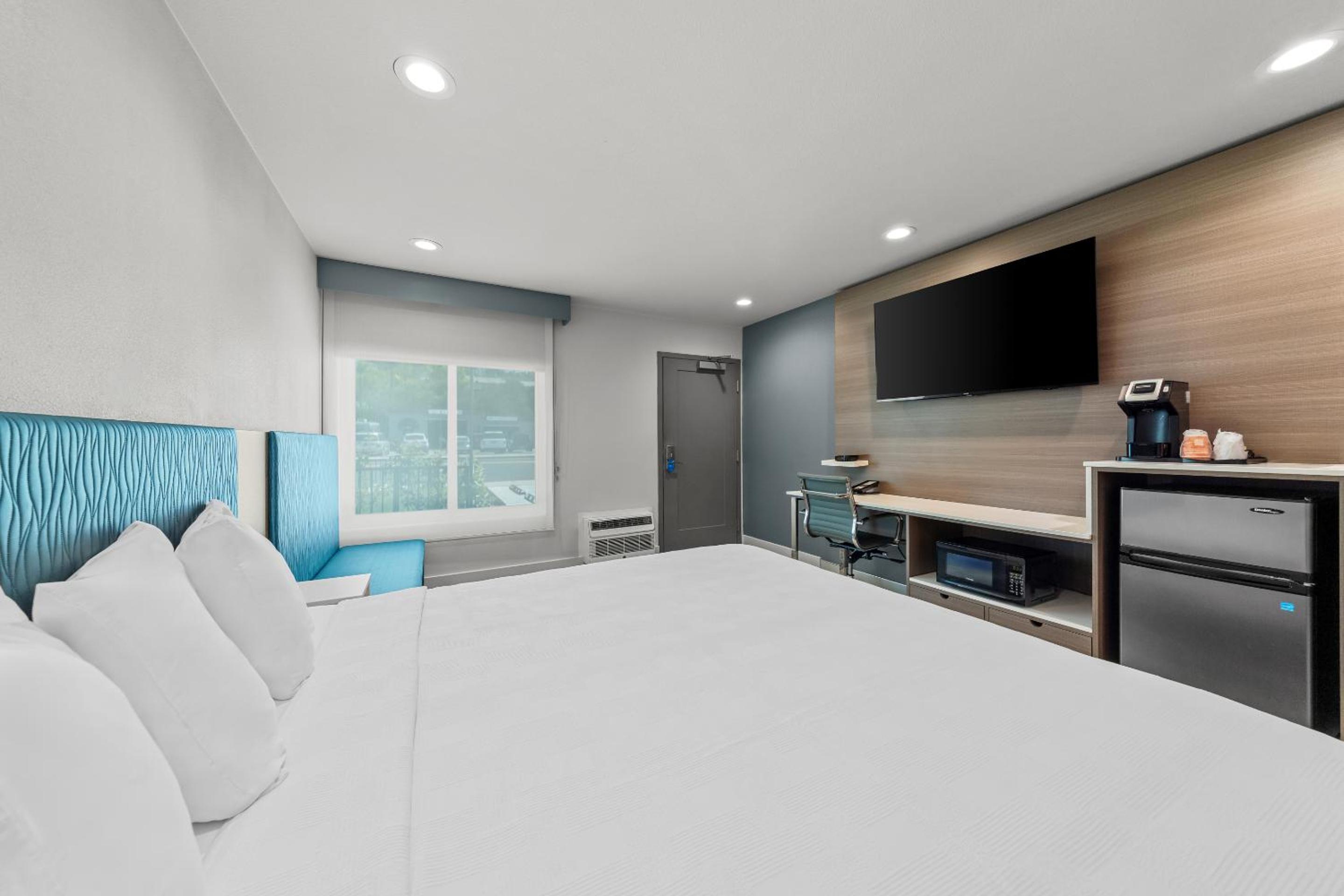 One King Bed Nonsmoking