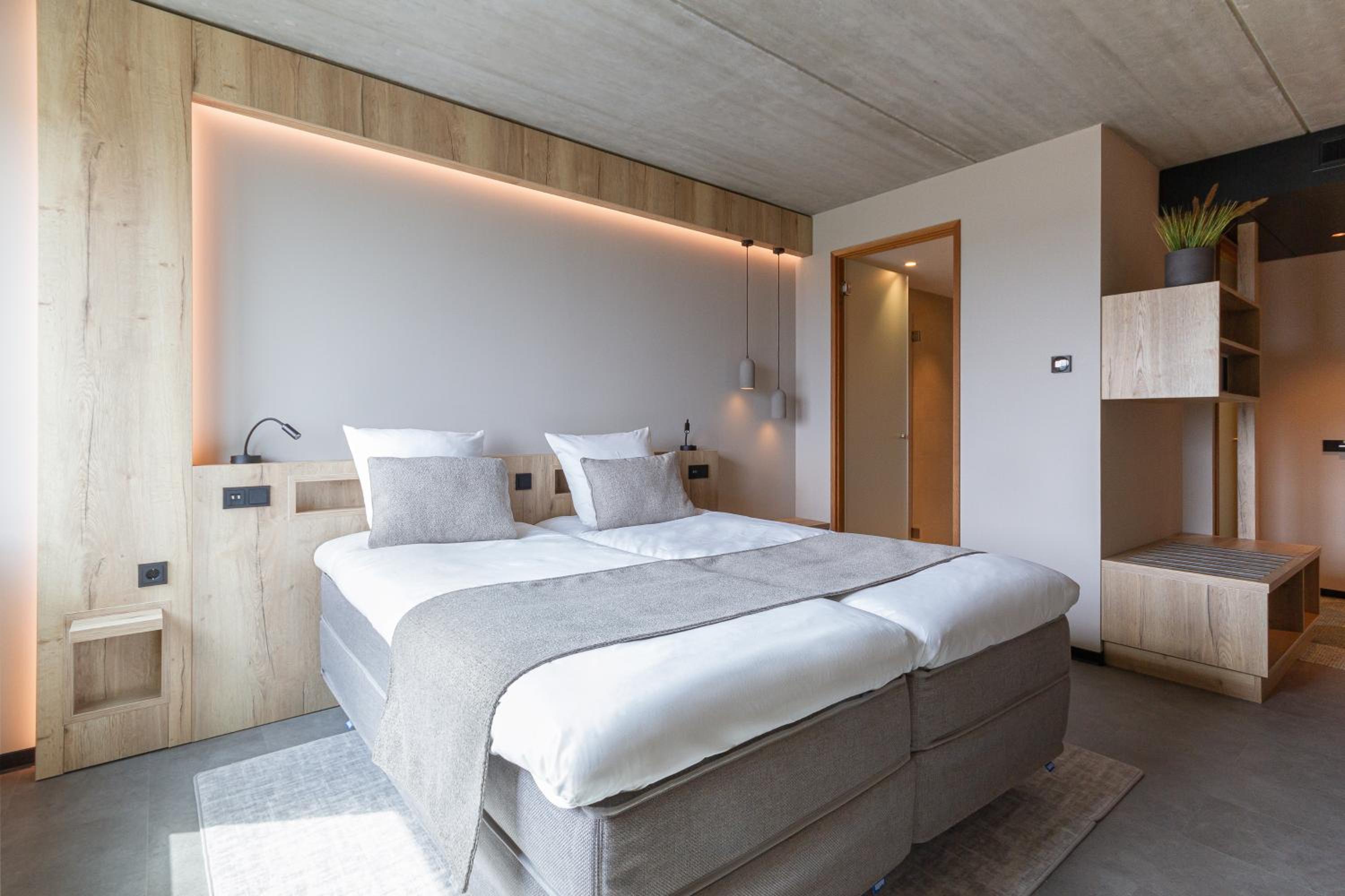 Deluxe Room - Photo 11