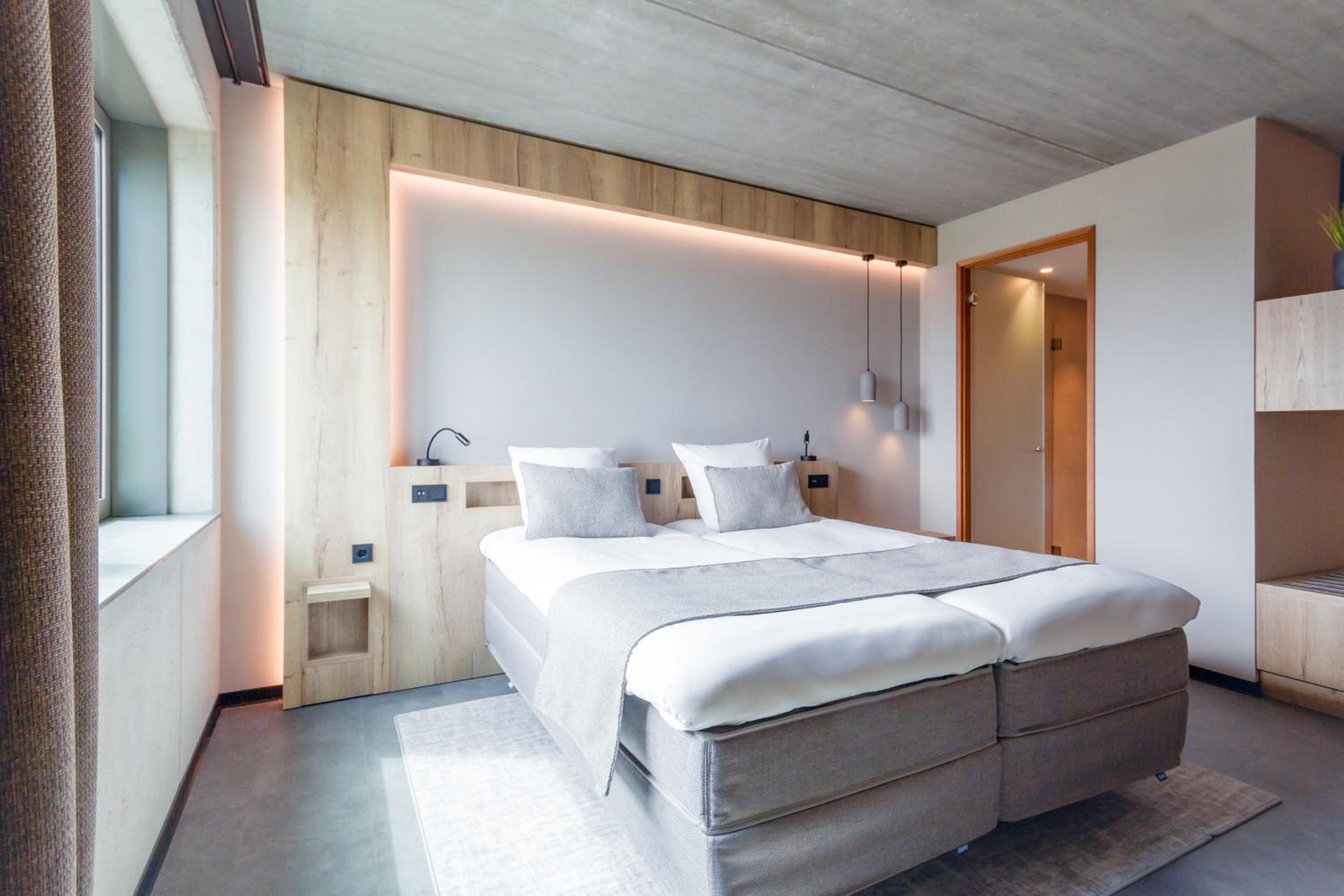 Deluxe Room - Photo 13