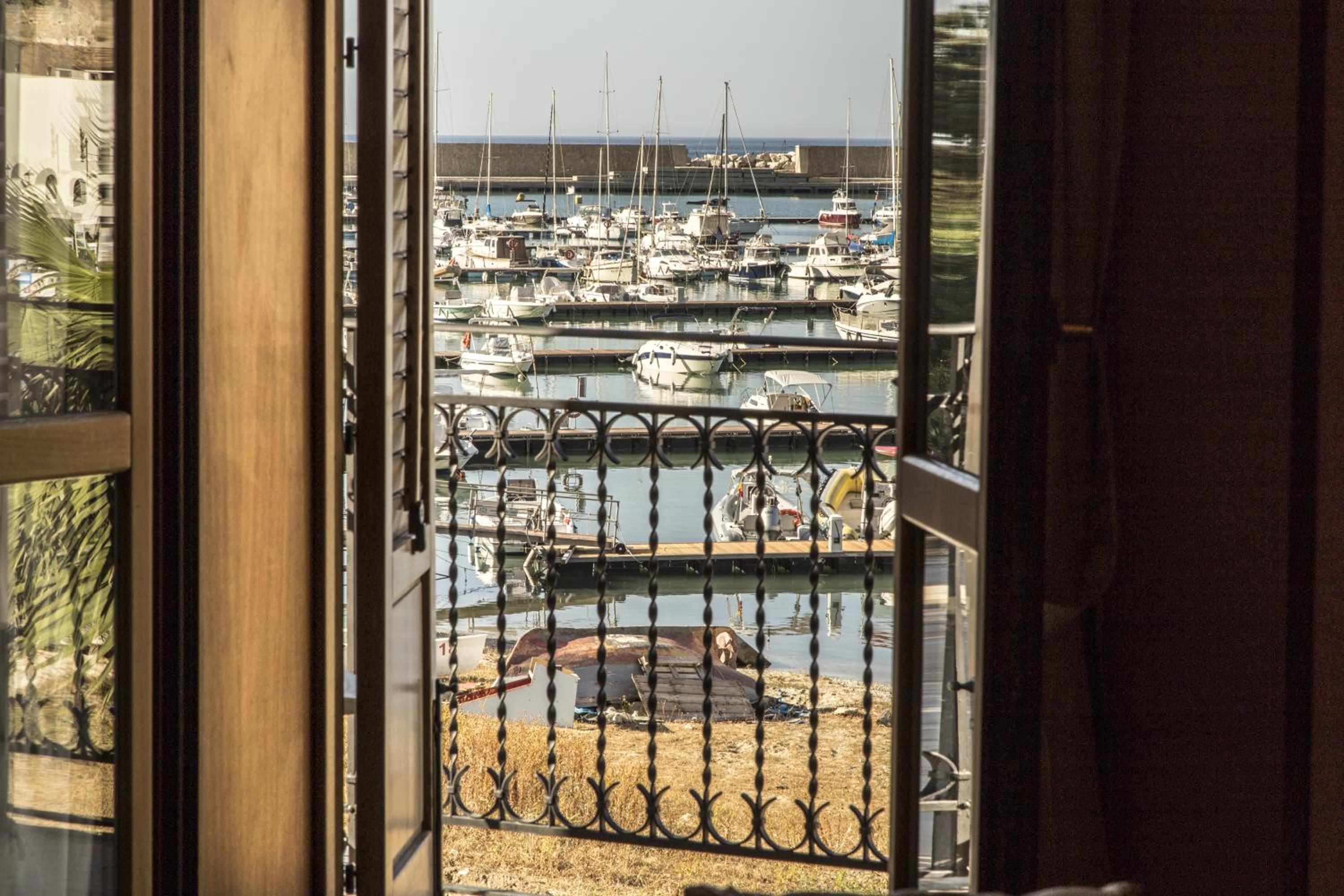 Double Room with Balcony and Sea View - Photo 10