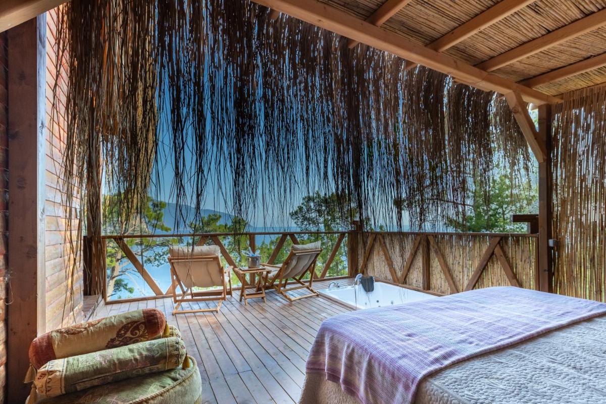 Double Room with Balcony and Sea View - Photo 5