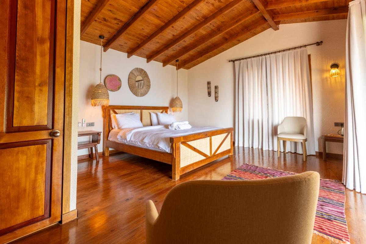 Double Room with Balcony and Sea View - Photo 13