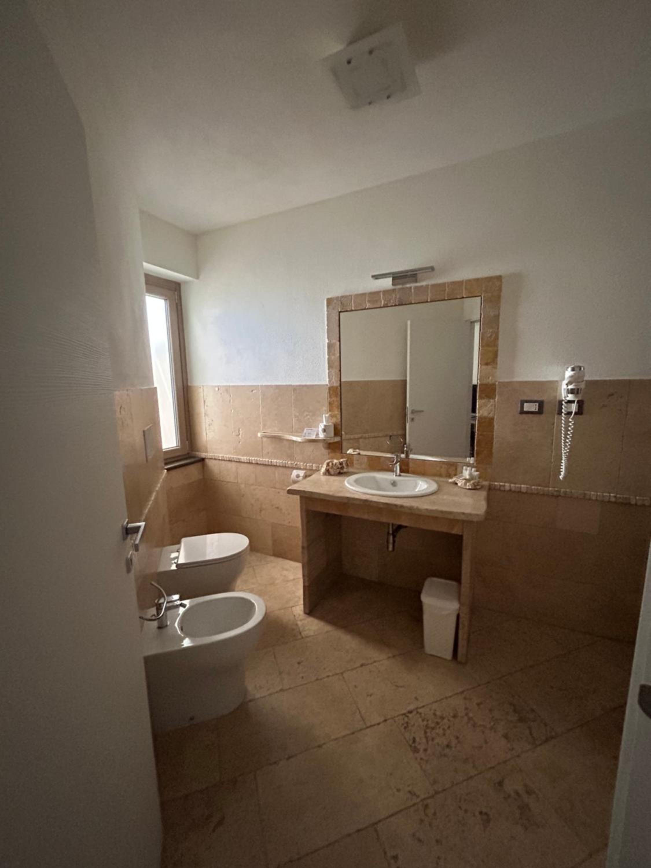 Standard Double or Twin Room - Photo 8