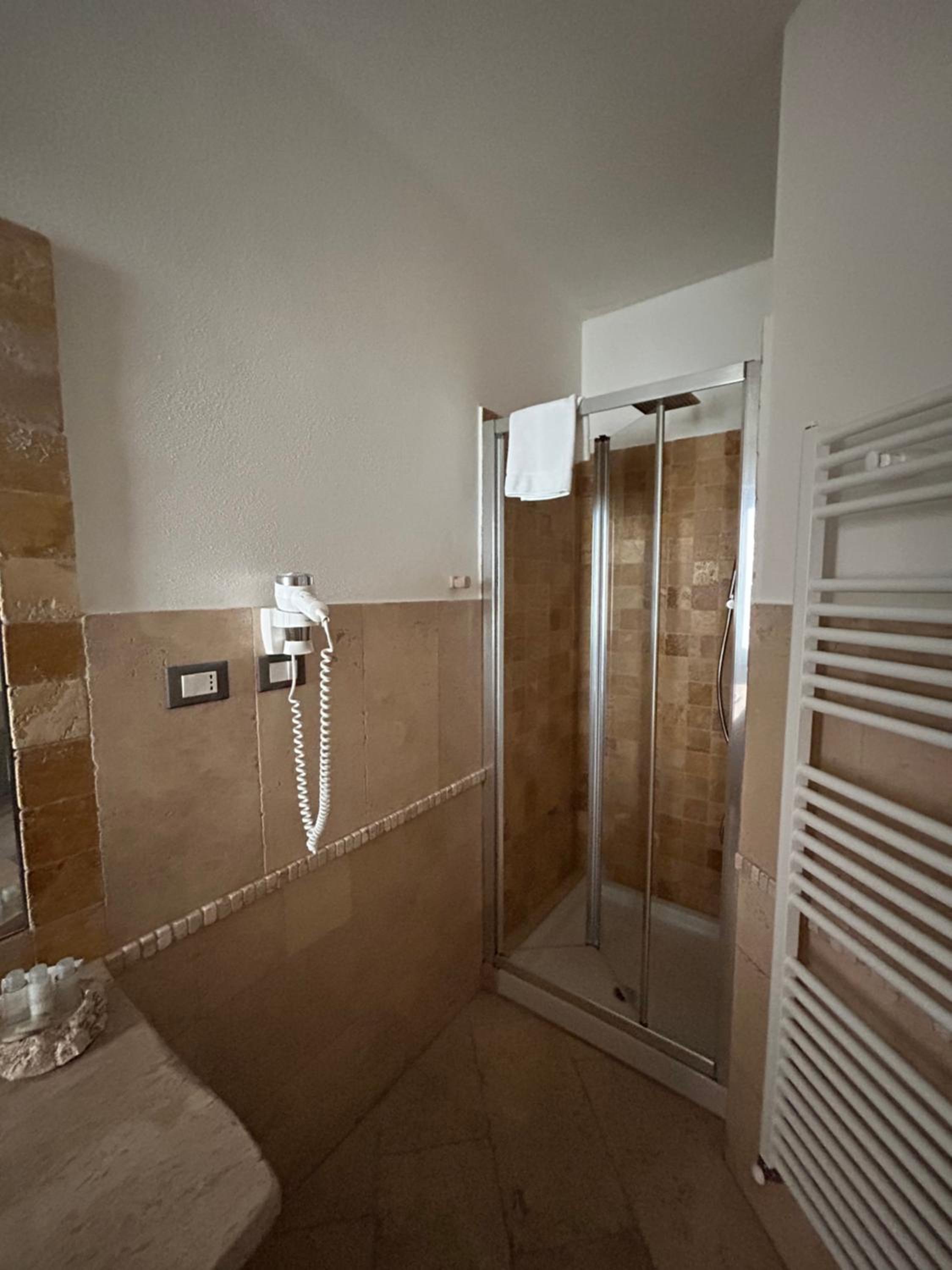 Standard Double or Twin Room - Photo 6