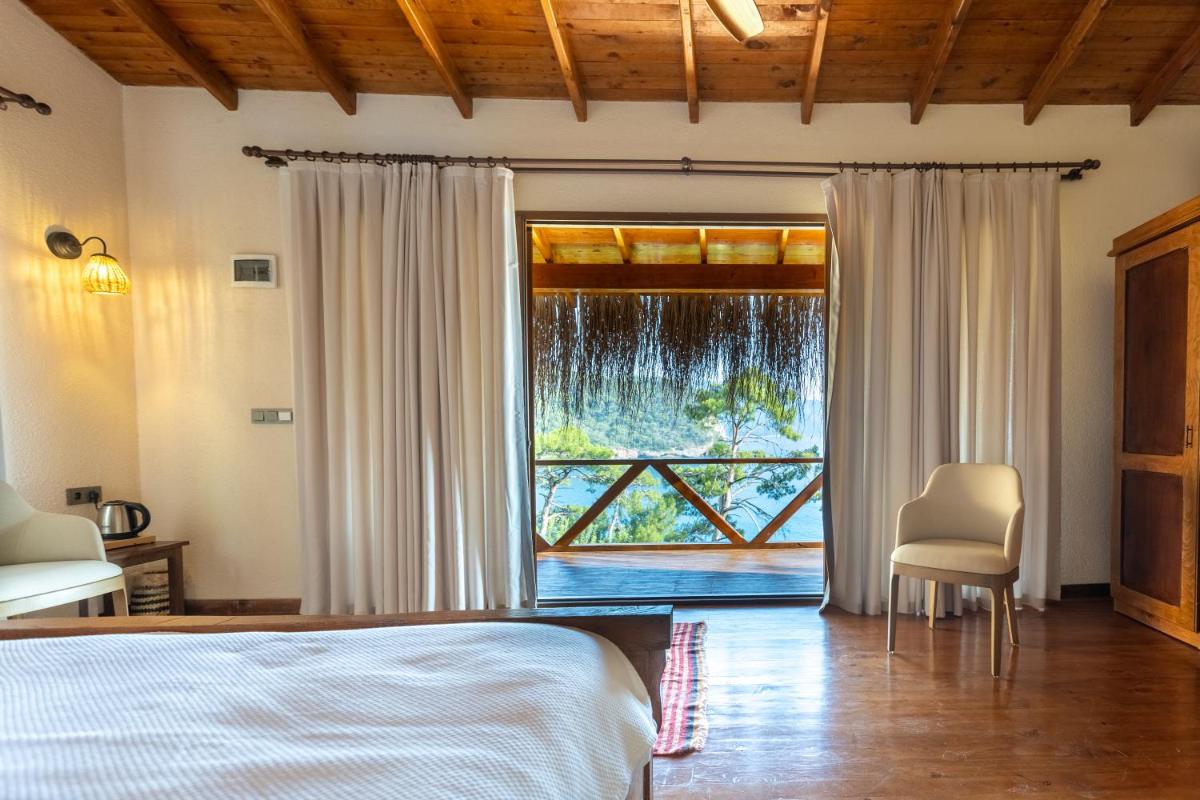 Double Room with Balcony and Sea View - Photo 8