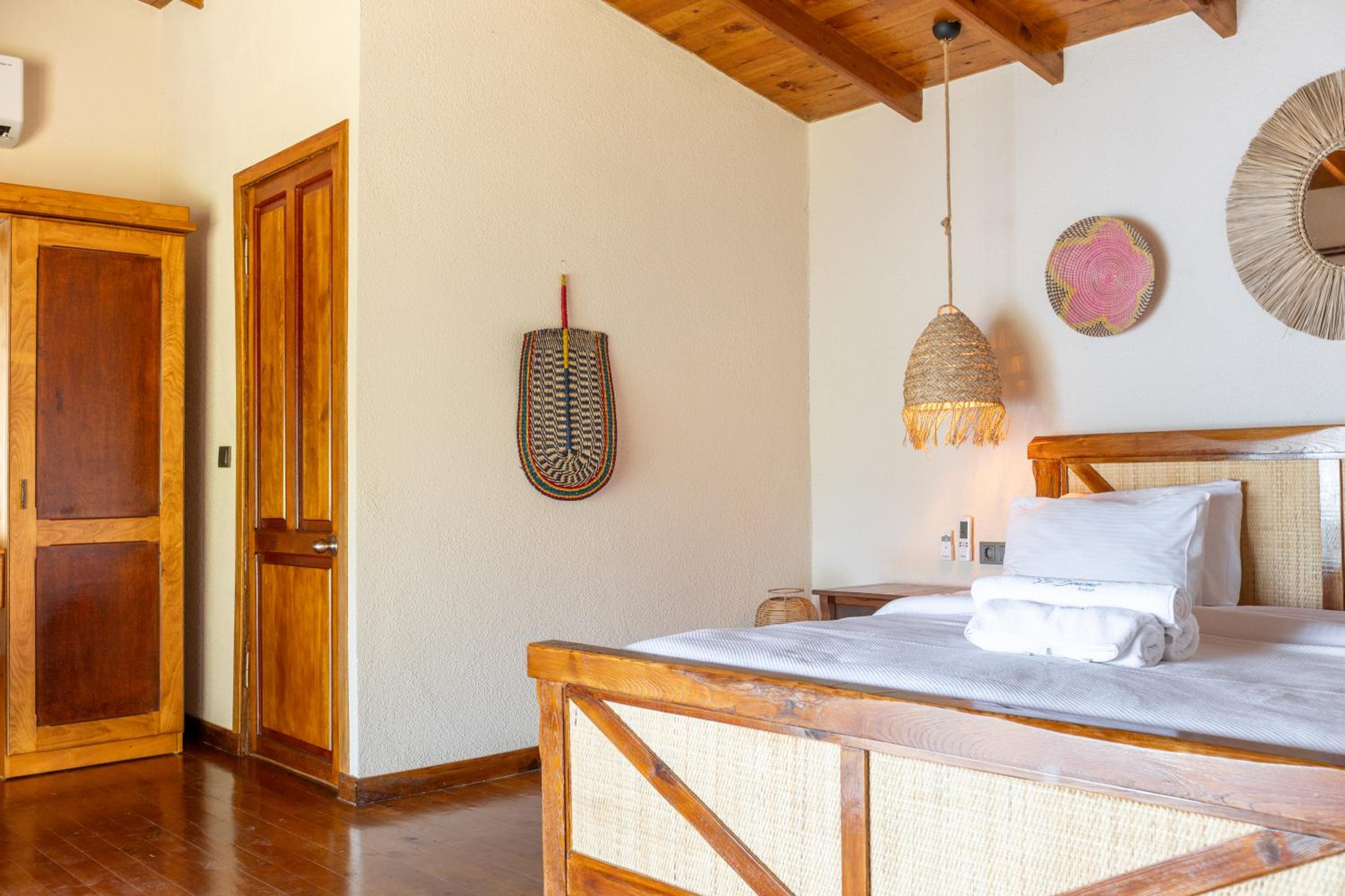 Double Room with Balcony and Sea View - Photo 14