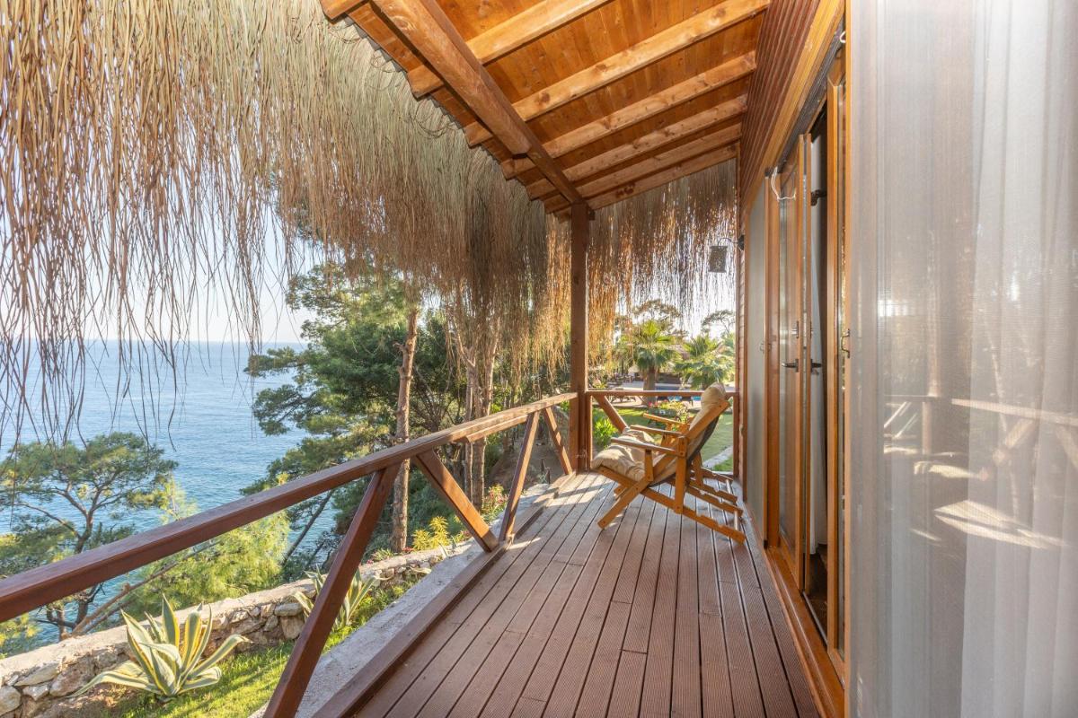 Double Room with Balcony and Sea View - Photo 1