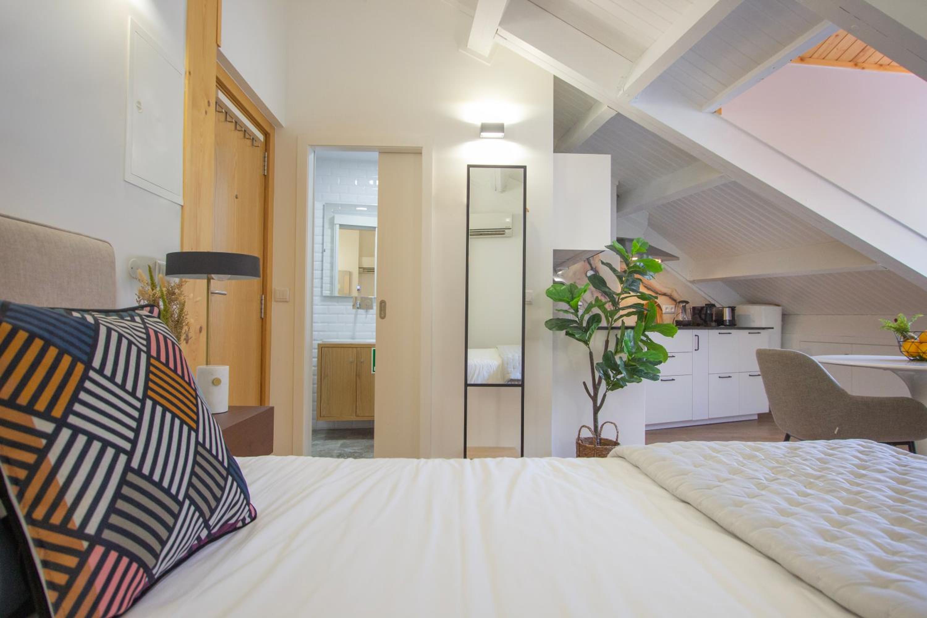 Studio Apartment - Photo 15