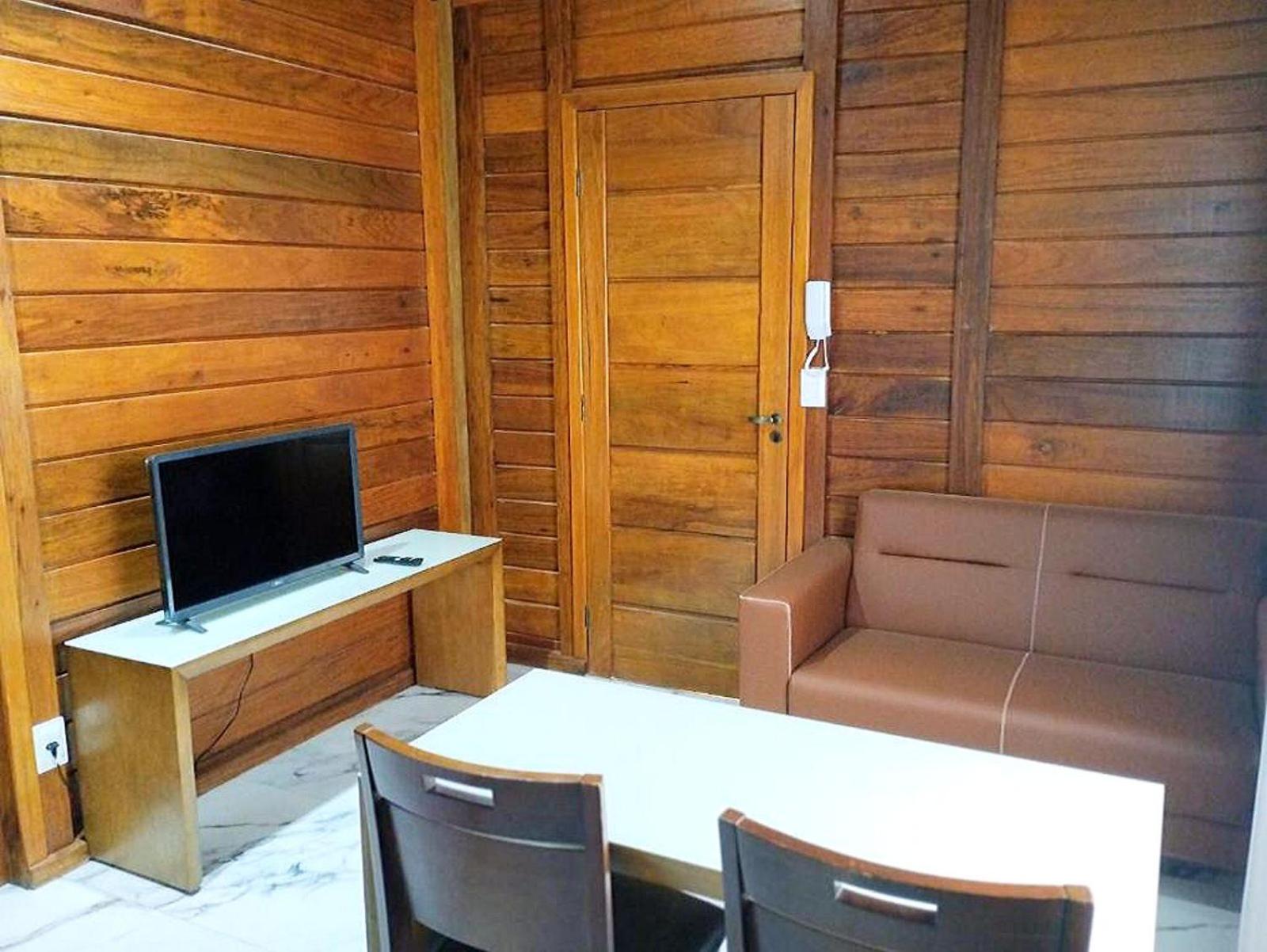 Deluxe Queen Suite