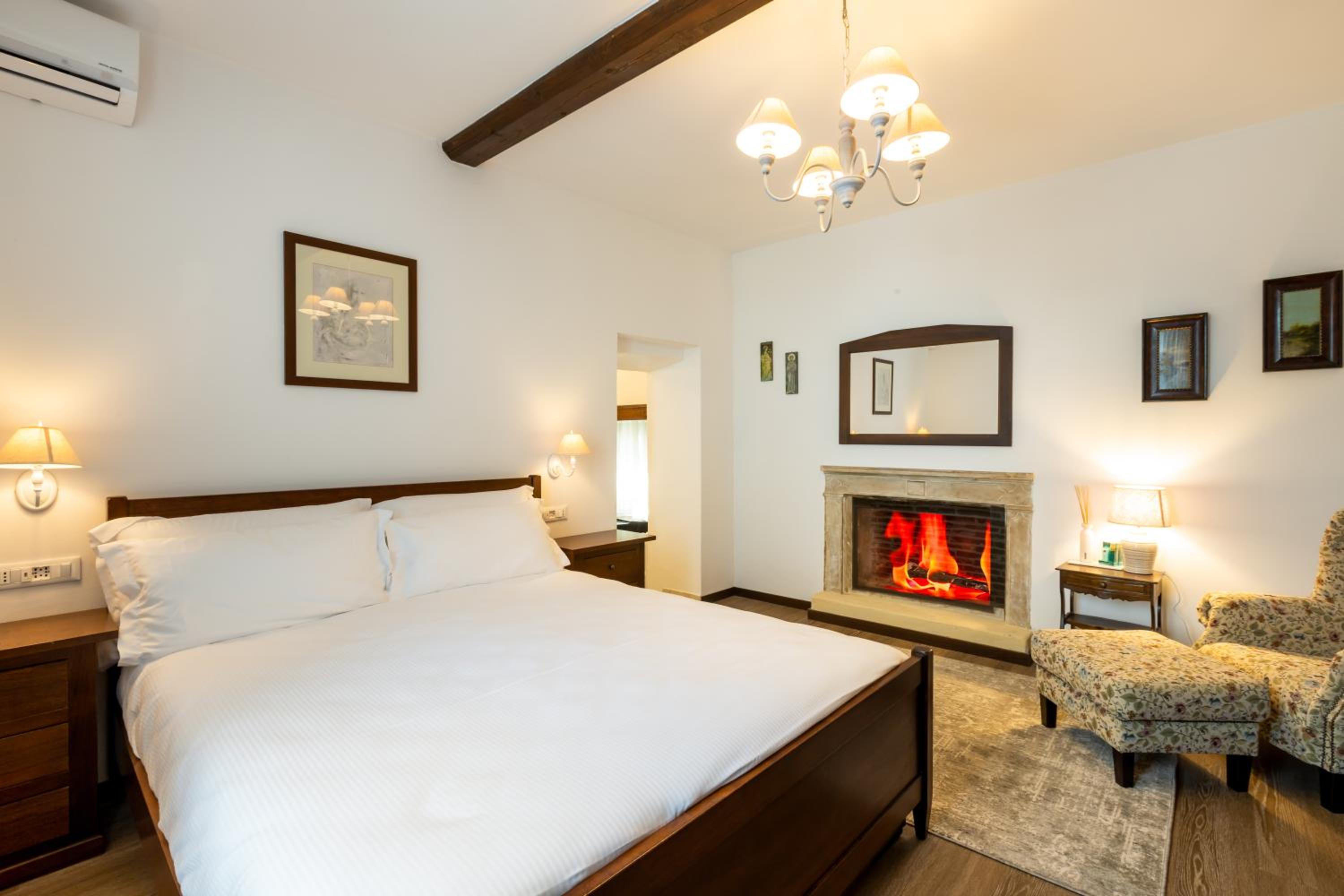 Suite - Photo 1