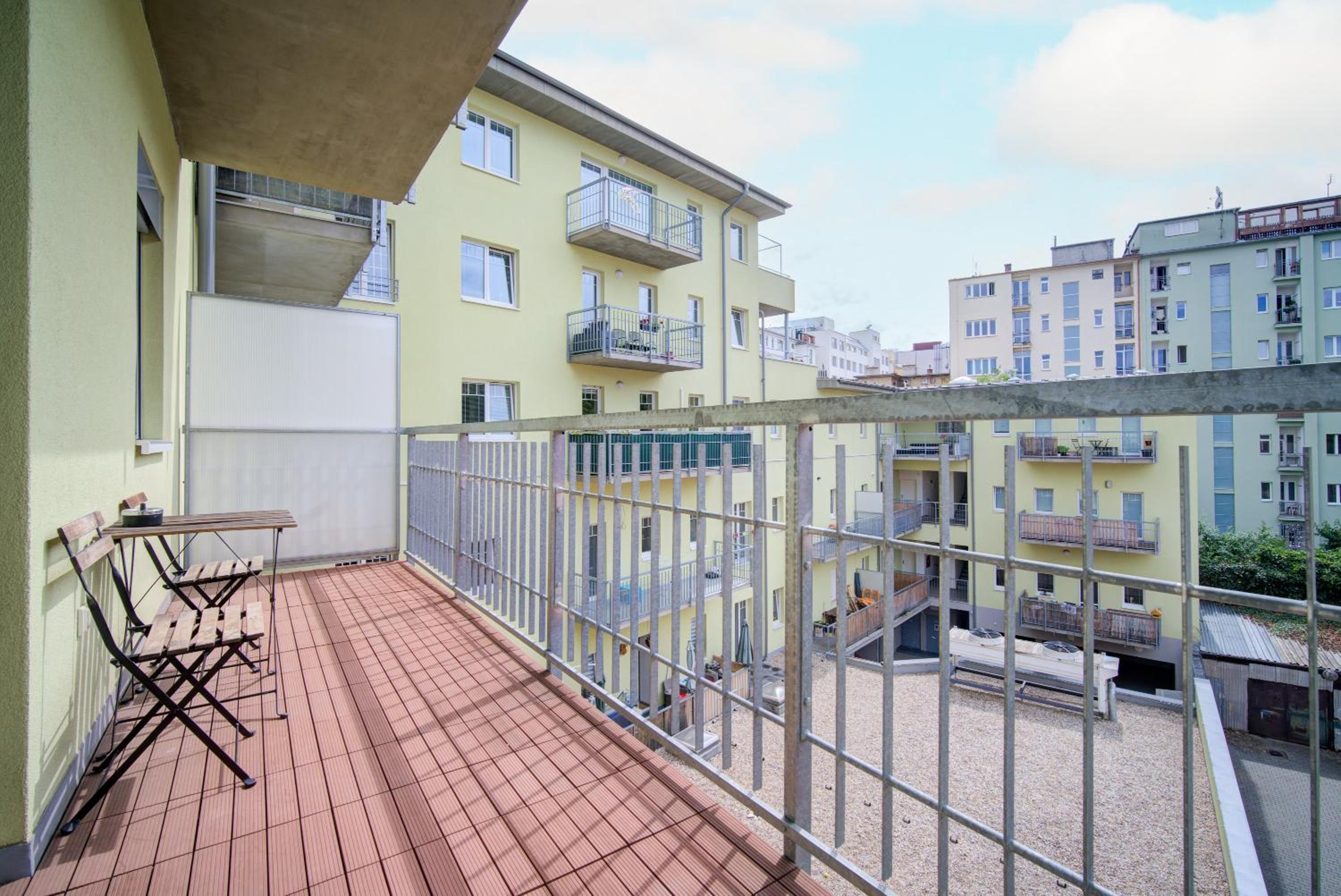 Studio with Balcony - Photo 8