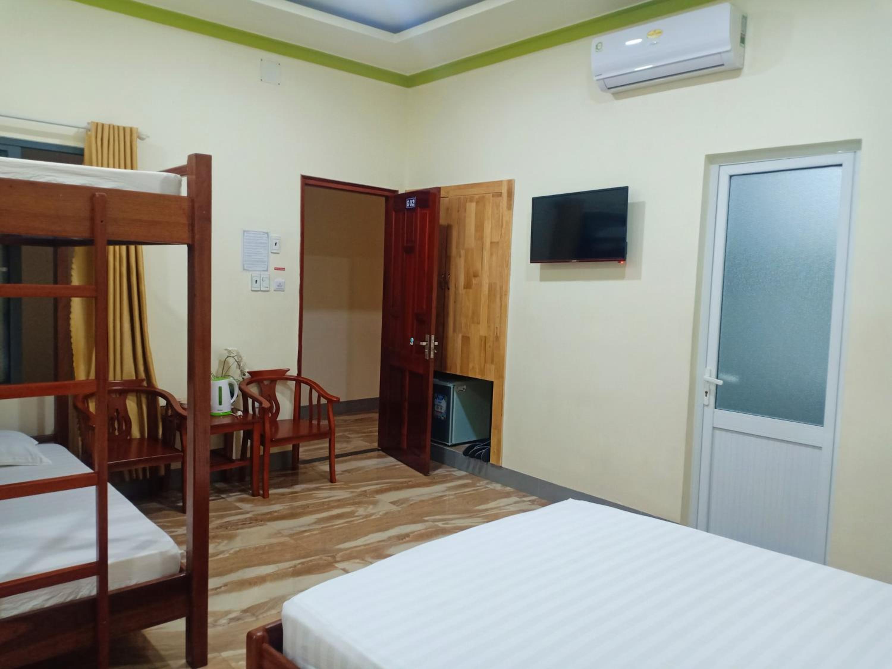8-Bed Mixed Dormitory Room photo 3