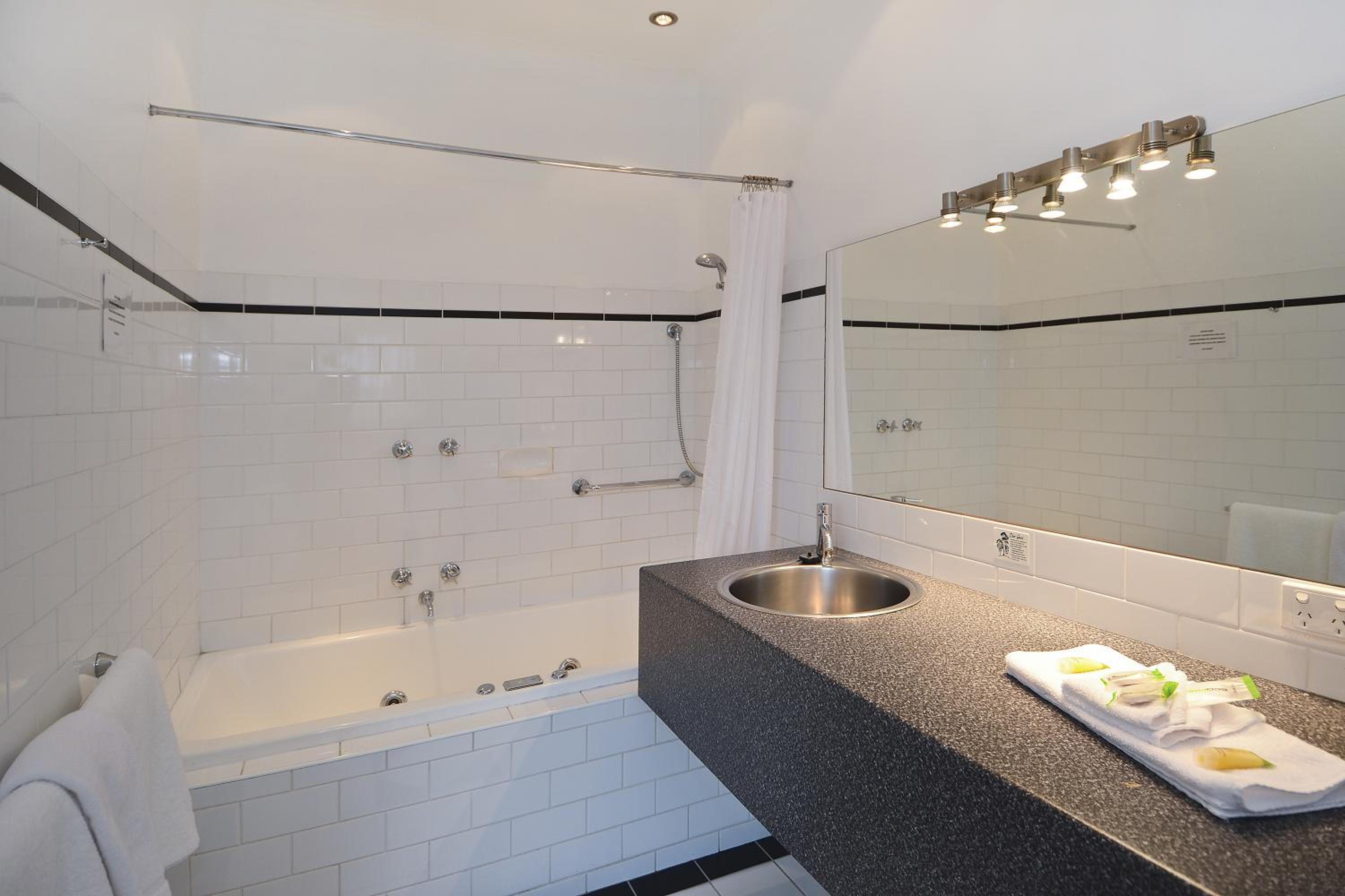 Superior King Room with Spa Bath - Photo 3