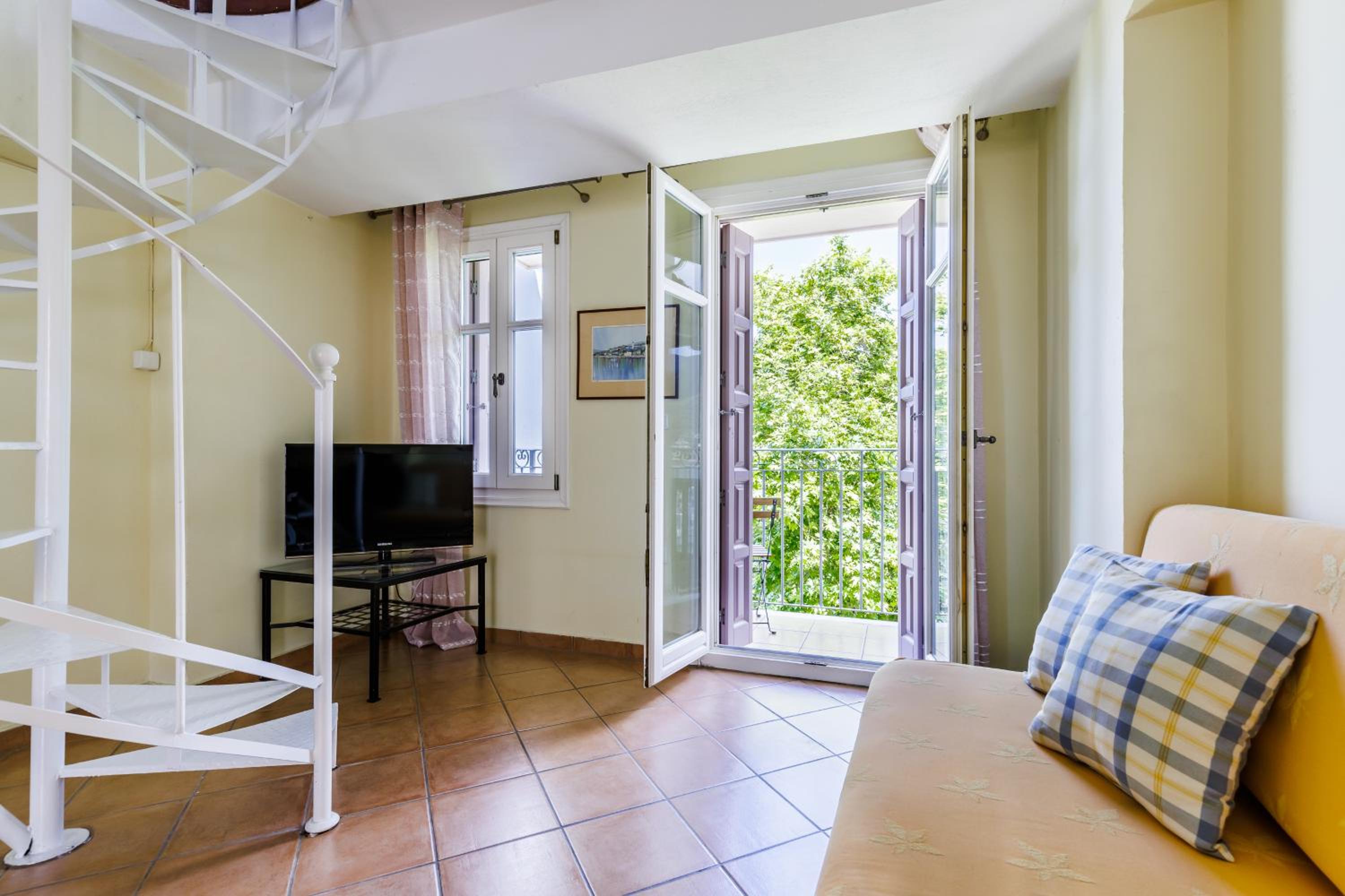 One-Bedroom Apartment - Split Level