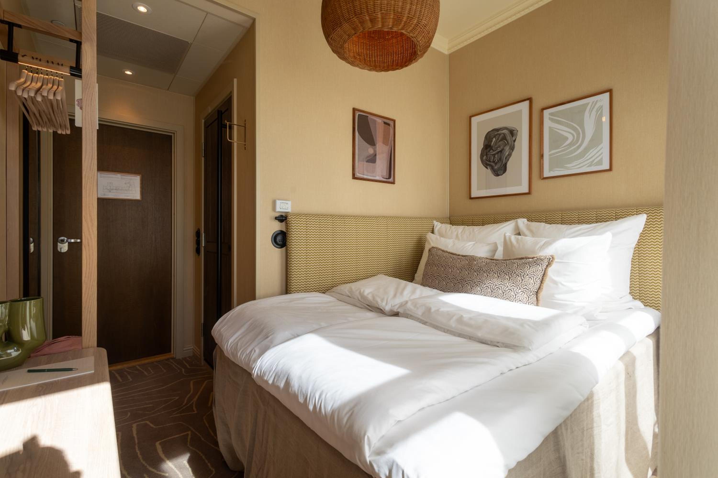 Queen Room photo 1