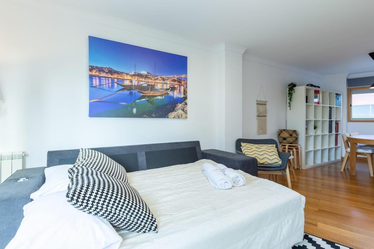 Apartment with Balcony - Photo 15