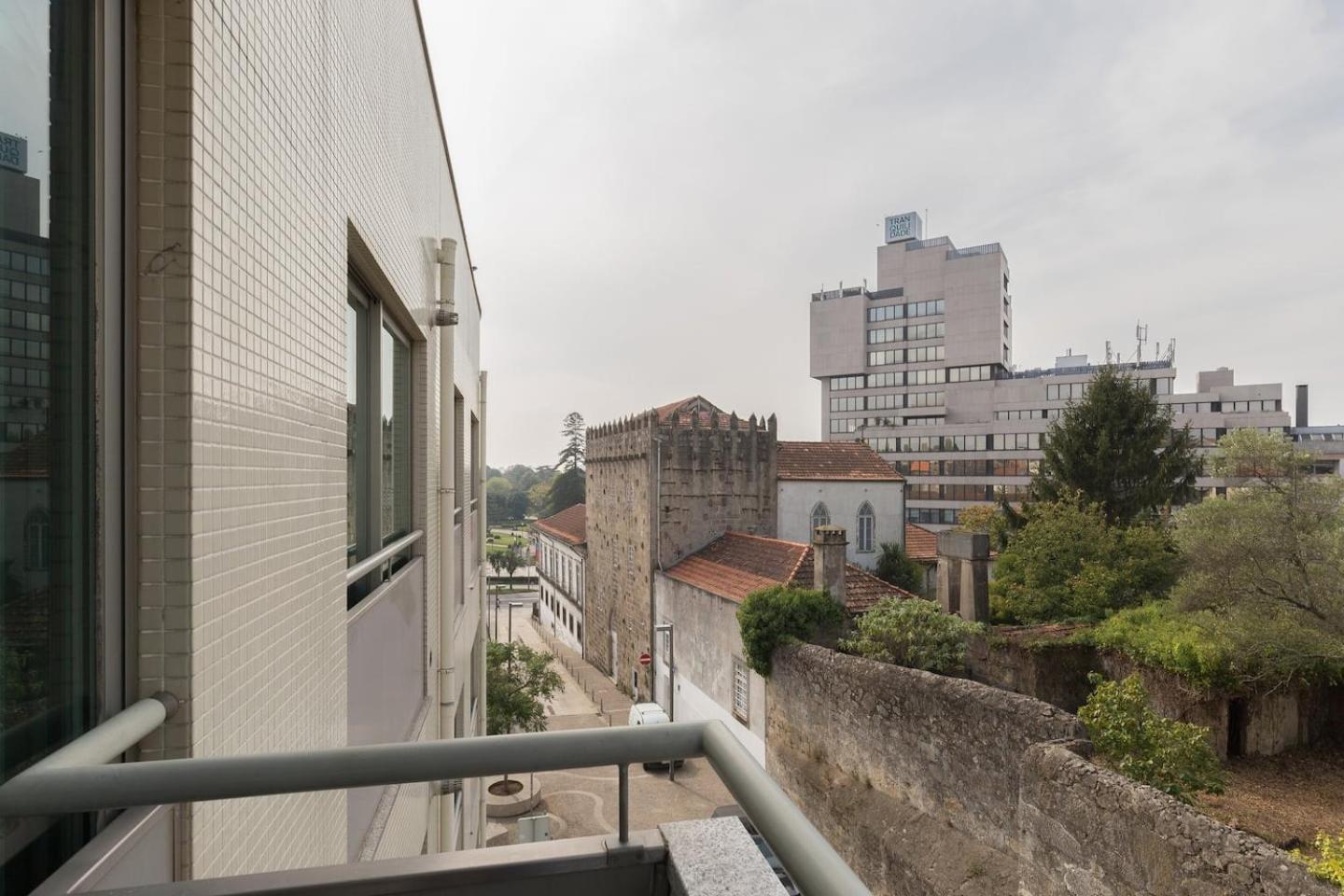 Apartment with Balcony - Photo 31