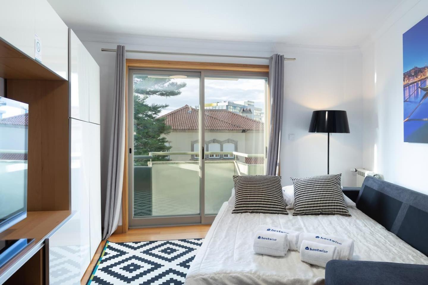 Apartment with Balcony - Photo 2