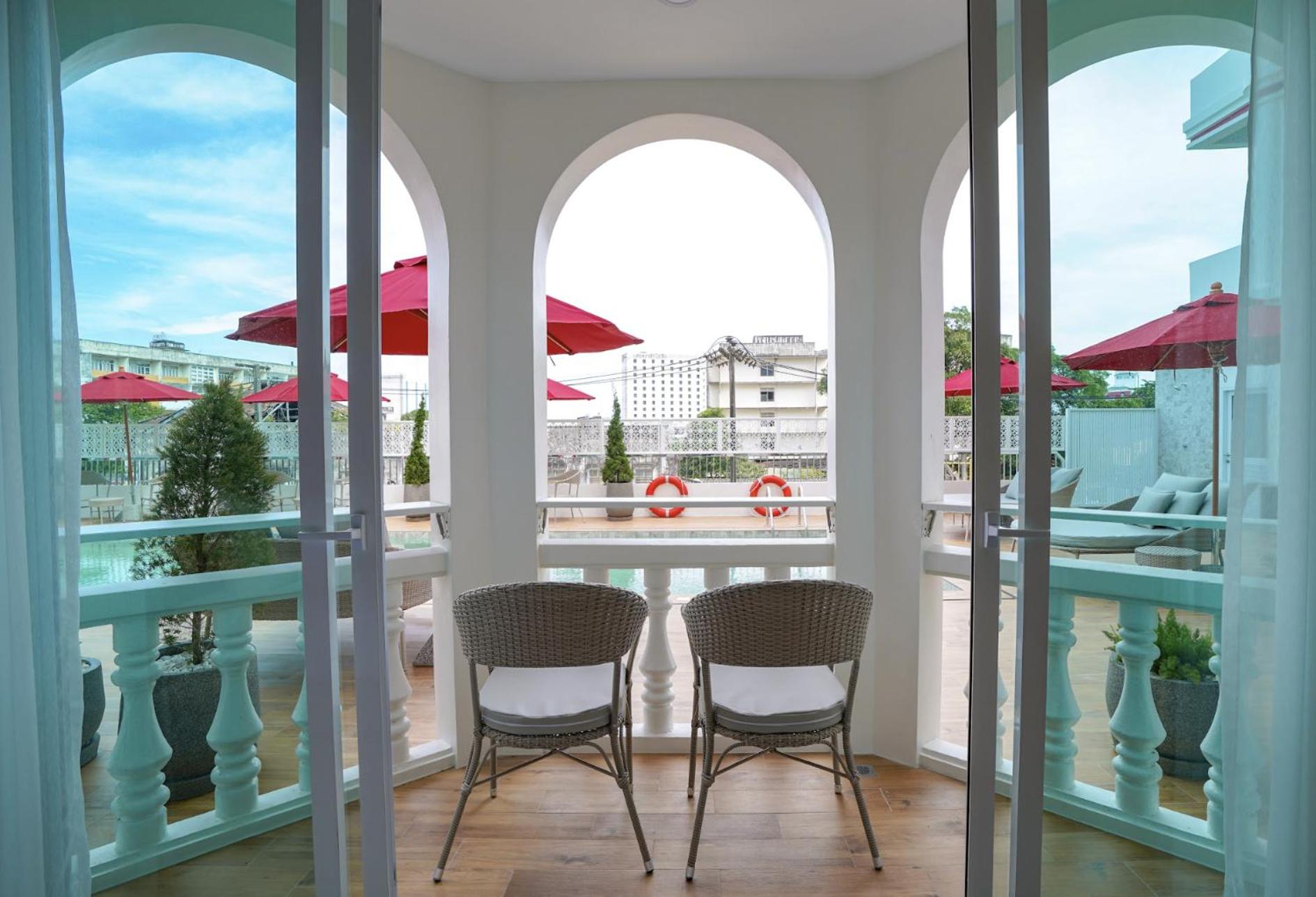 Deluxe Double Room with Balcony - Photo 10