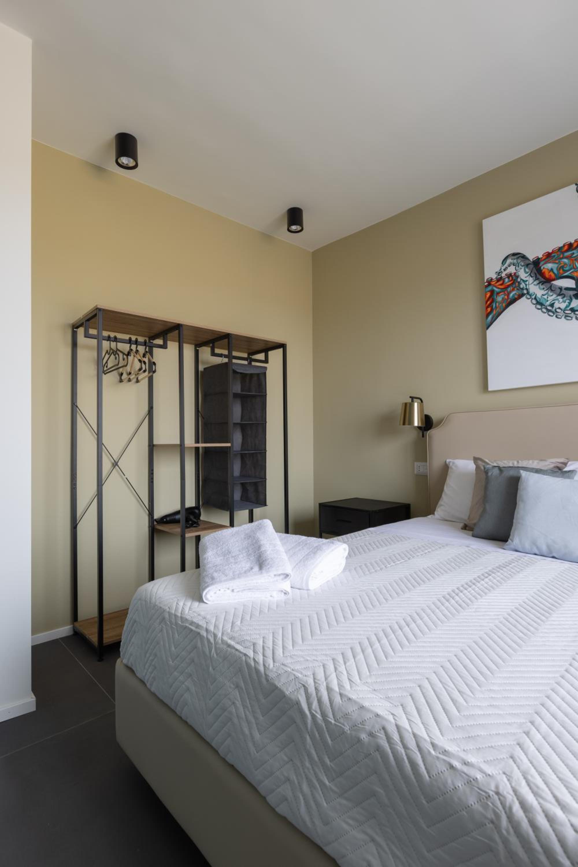 Apartment with Mountain View