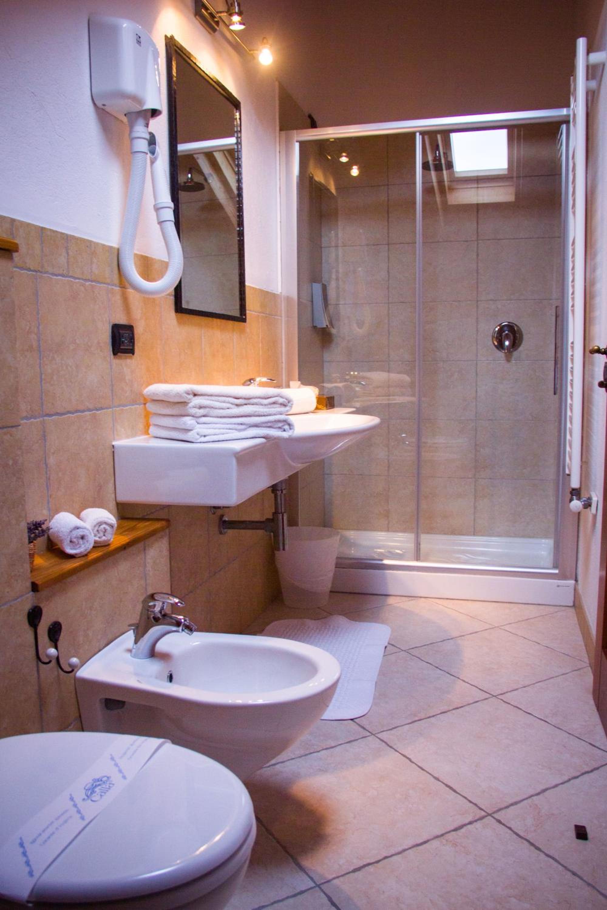 Double or Twin Room - Attic - Photo 16
