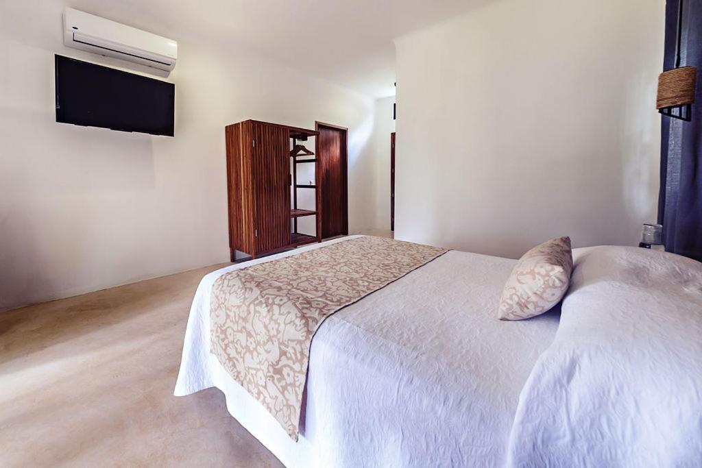 Queen Room with Garden View - Photo 9