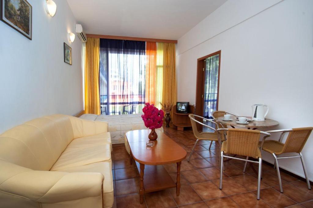 Apartment with Balcony - Photo 4