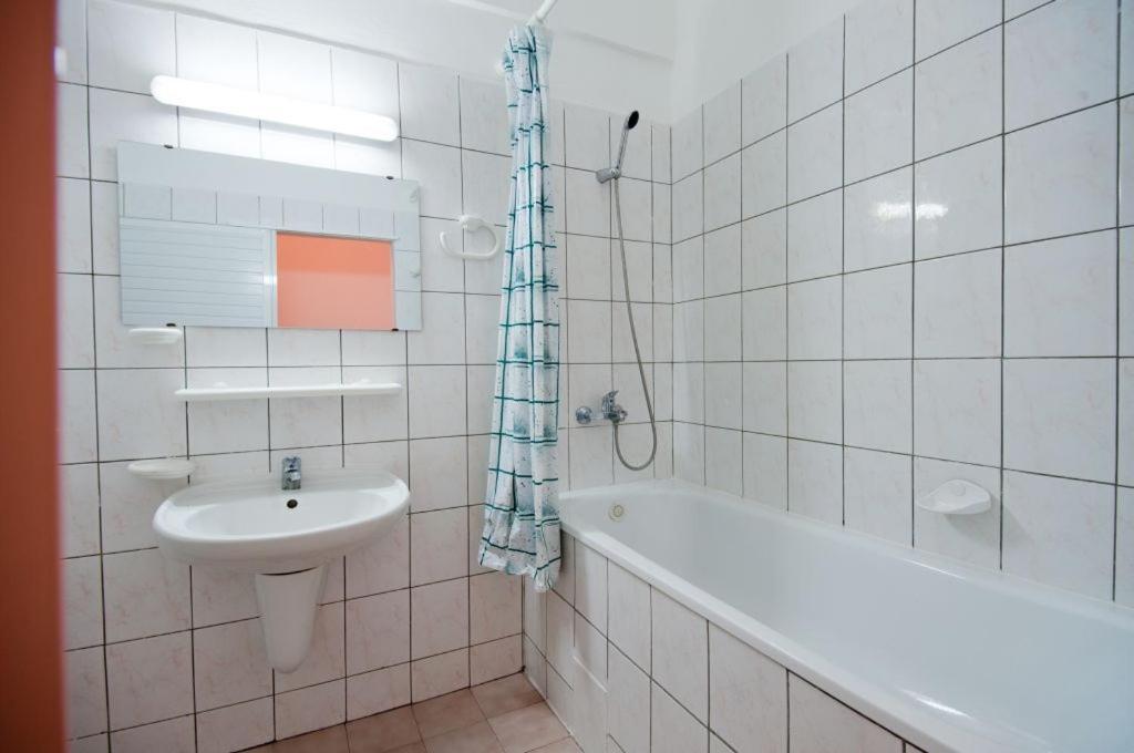 Apartment with Balcony - Photo 3