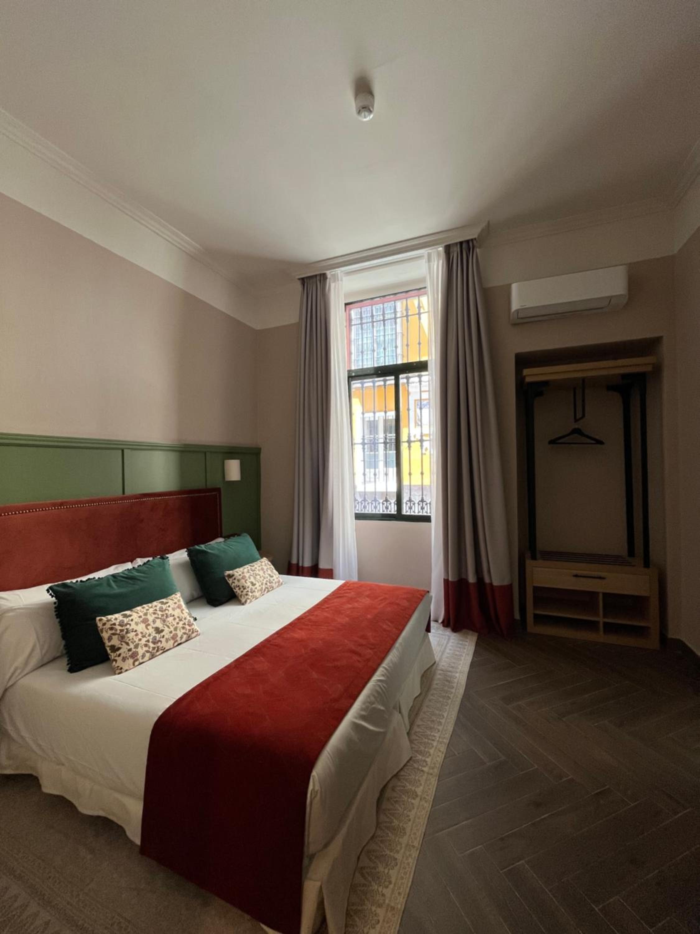 Deluxe Double or Twin Room - Photo 10
