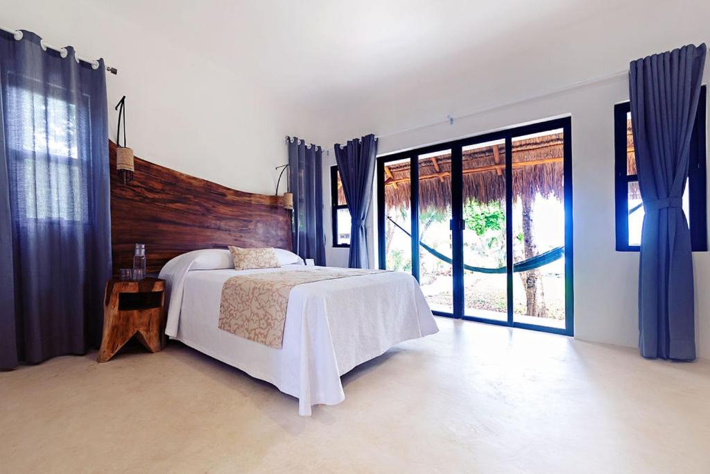 Queen Room with Garden View - Photo 15
