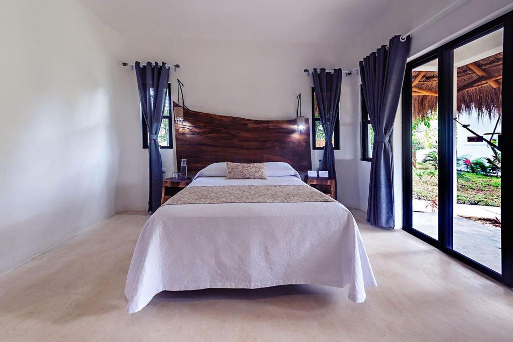 Queen Room with Garden View - Photo 20
