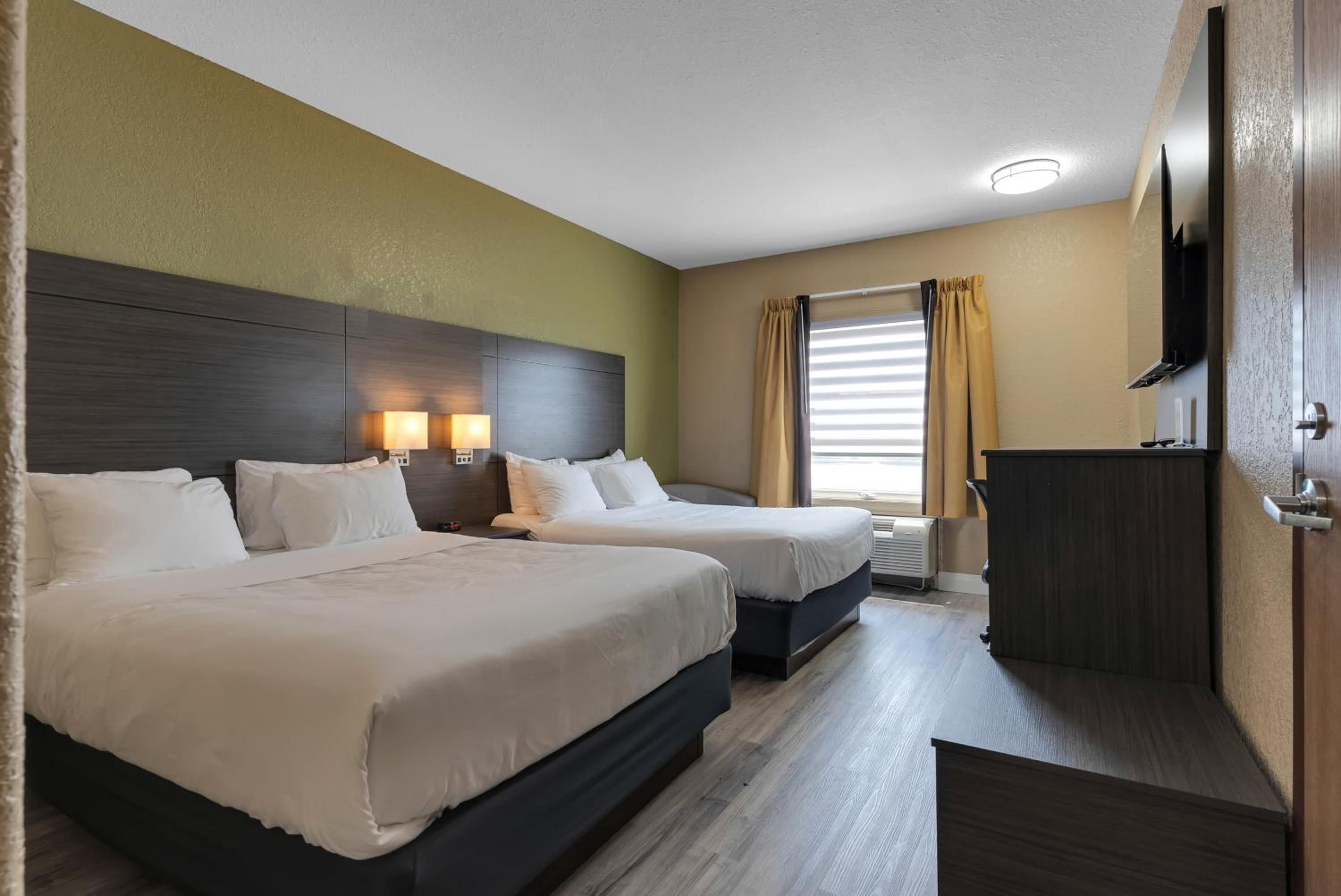 Queen Room with Two Queen Beds - Non-Smoking - Photo 1
