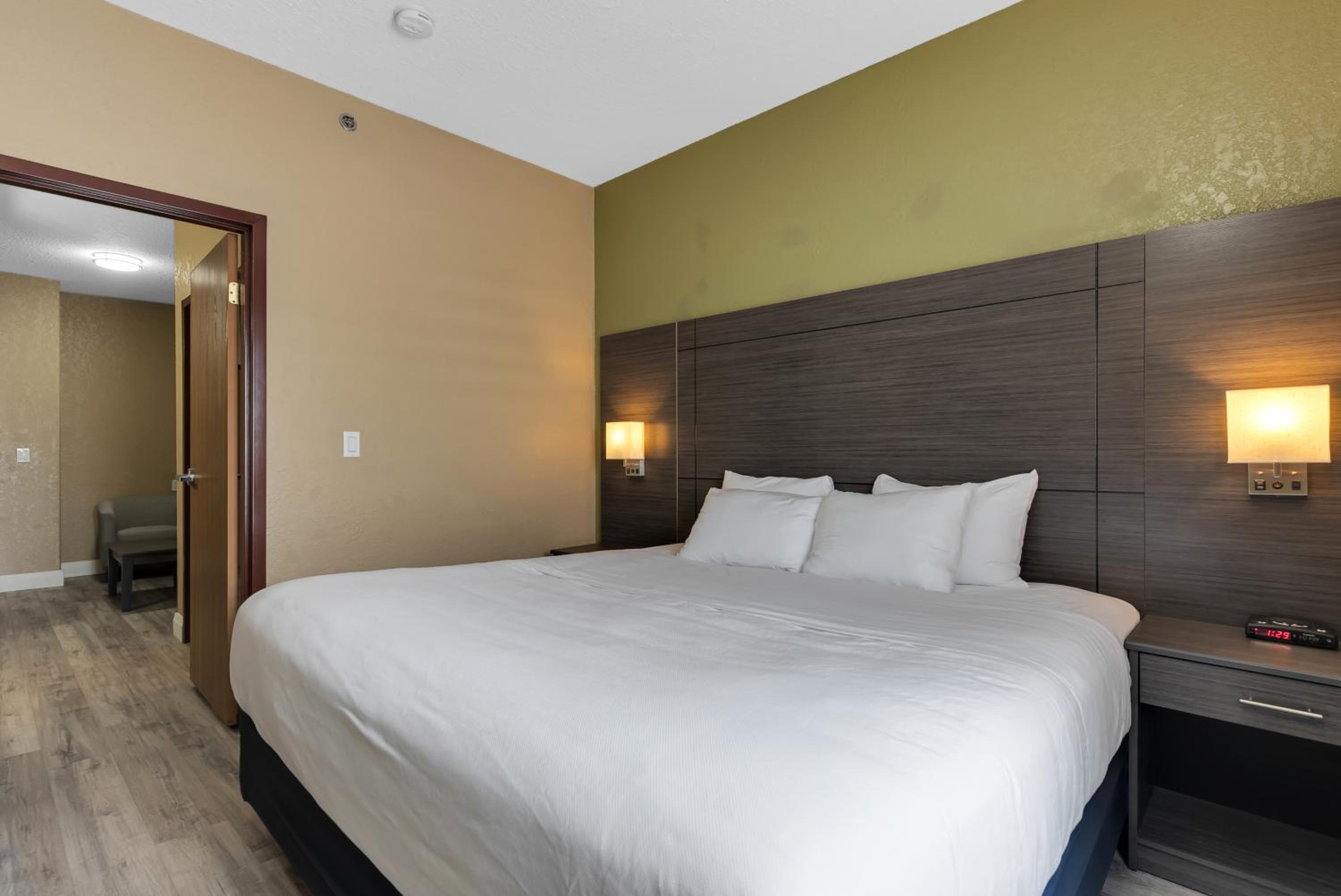 King Suite - Non-Smoking - Photo 2
