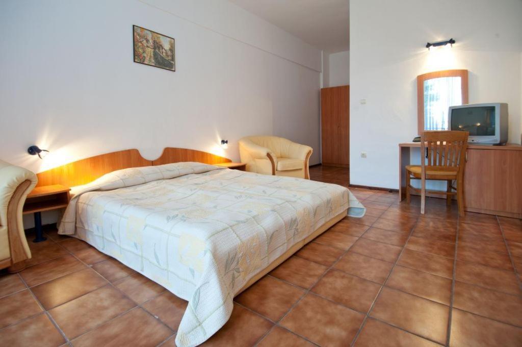 Apartment with Balcony - Photo 5