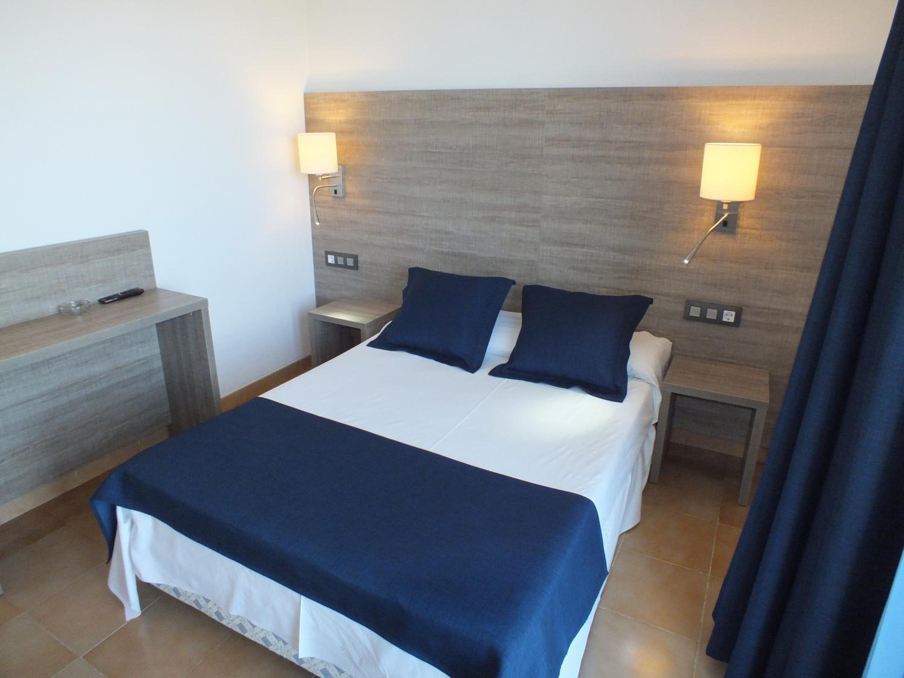 Double or Twin Room with Sea View photo 2