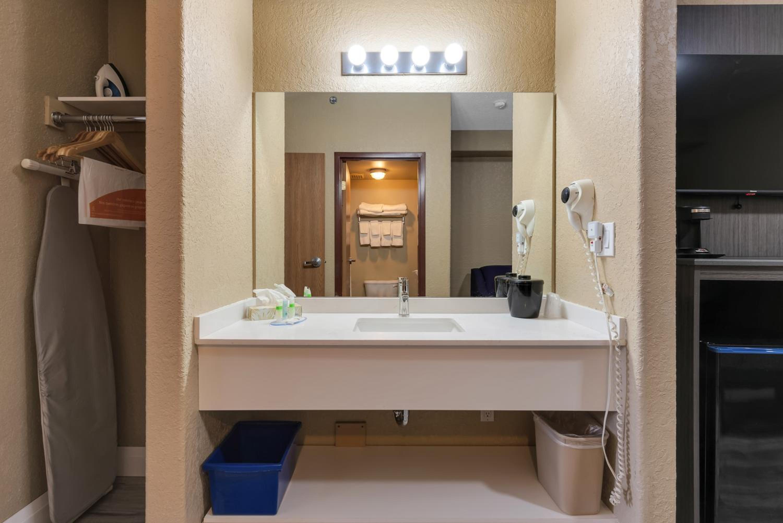 King Suite - Non-Smoking - Photo 4