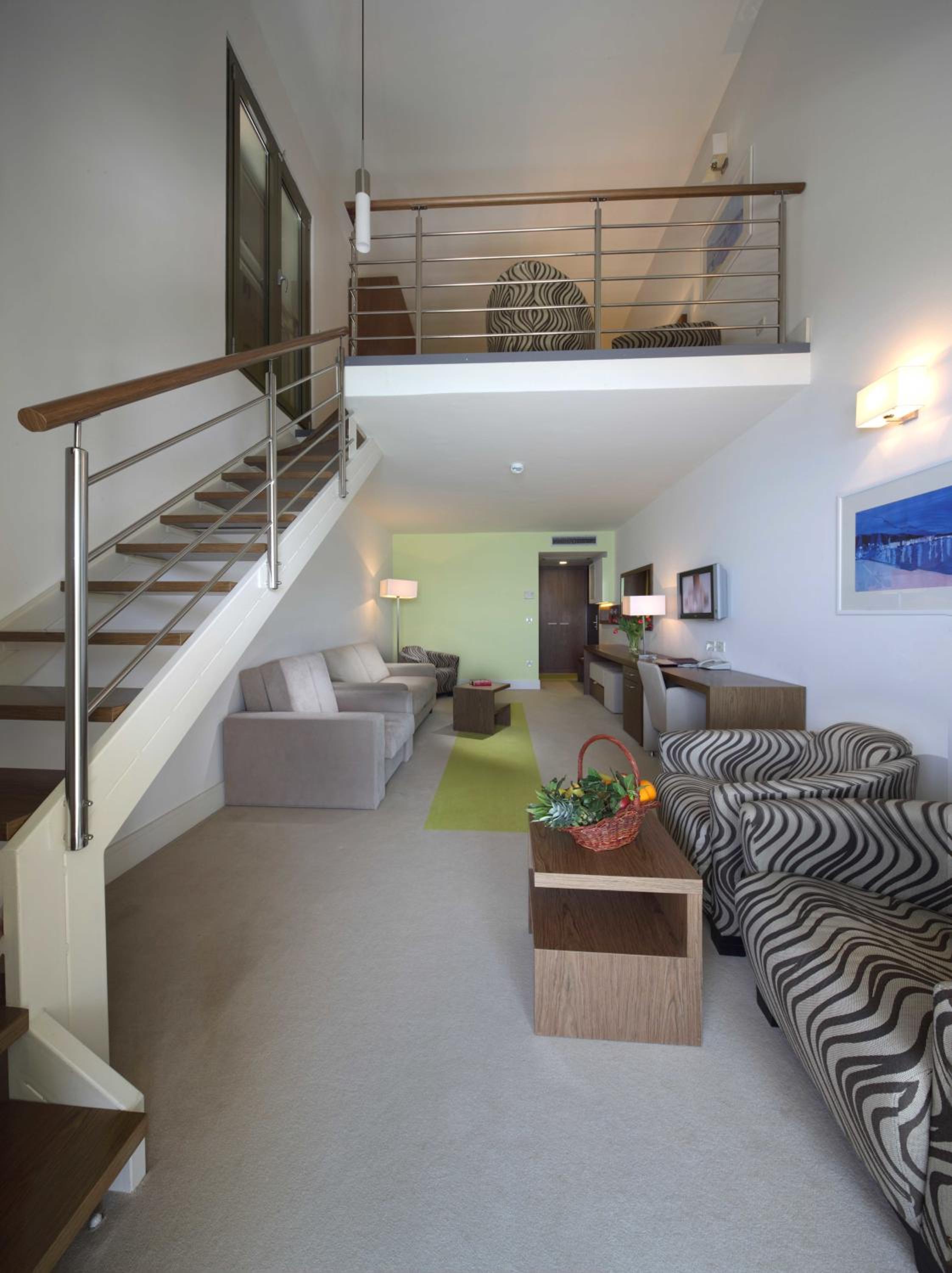 Superior Suite with Balcony with Sea View - Photo 2