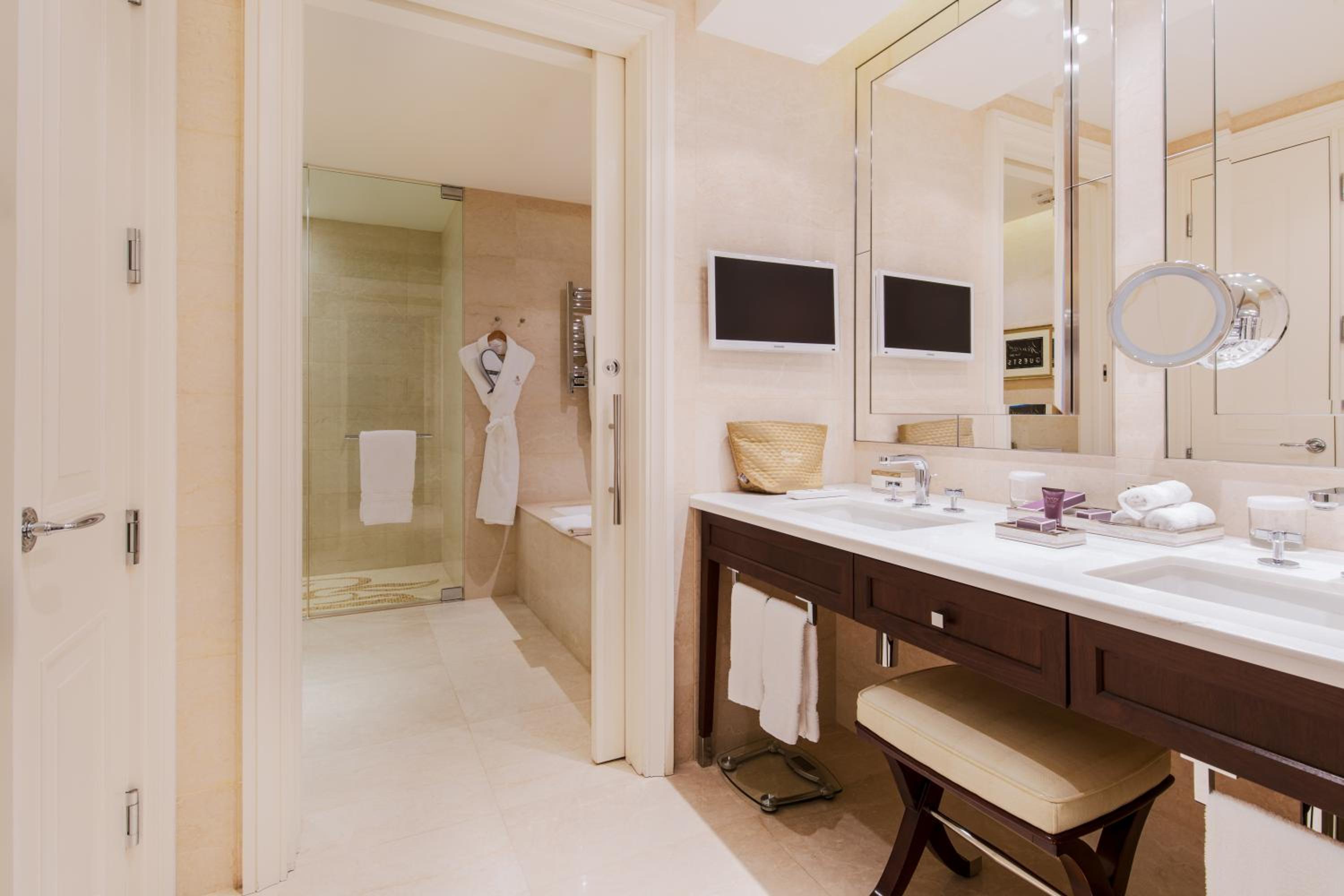 Executive Suite thumbnail 6