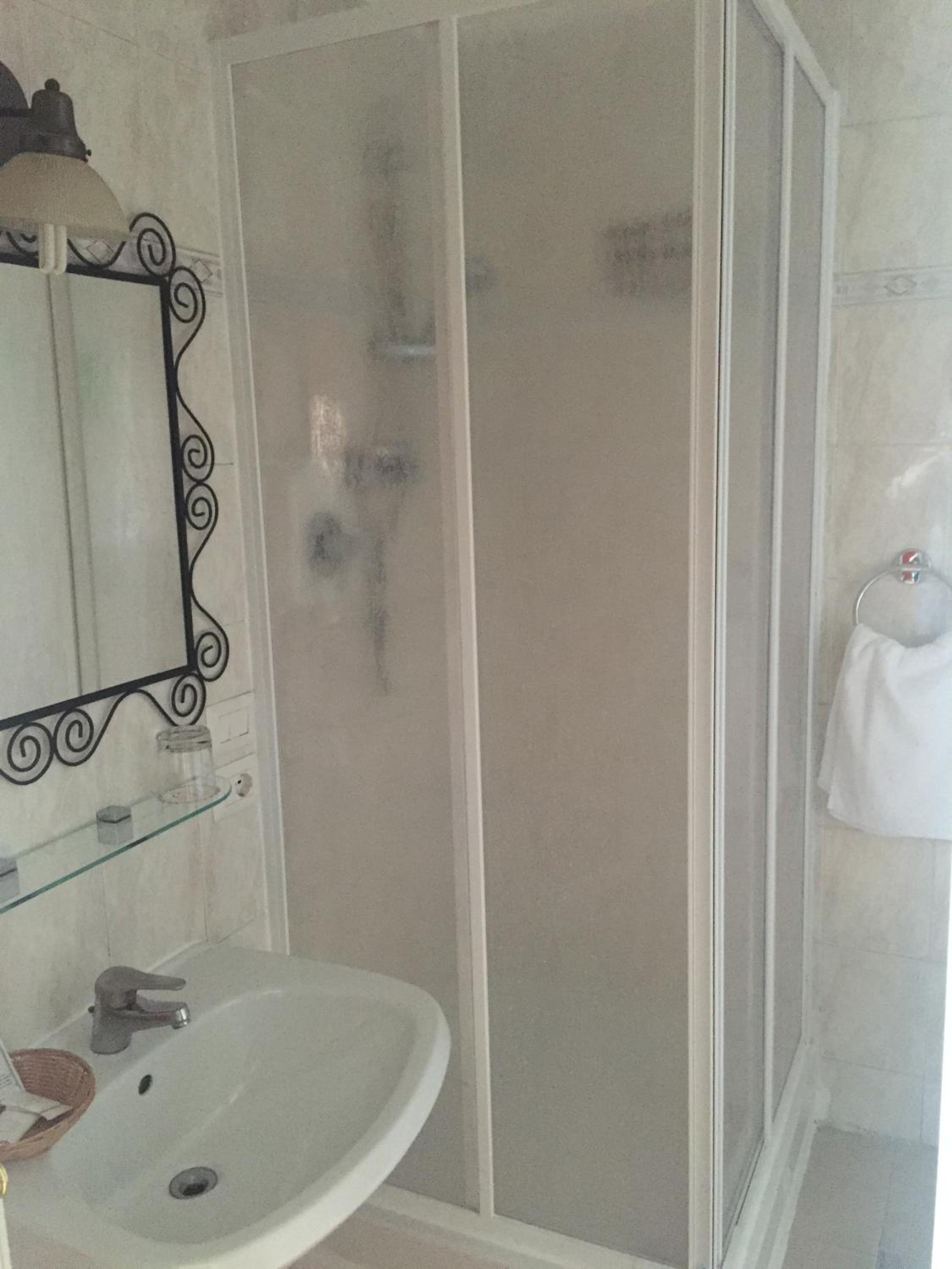 Triple Room with Private Shower And Shared Bathroom photo 3