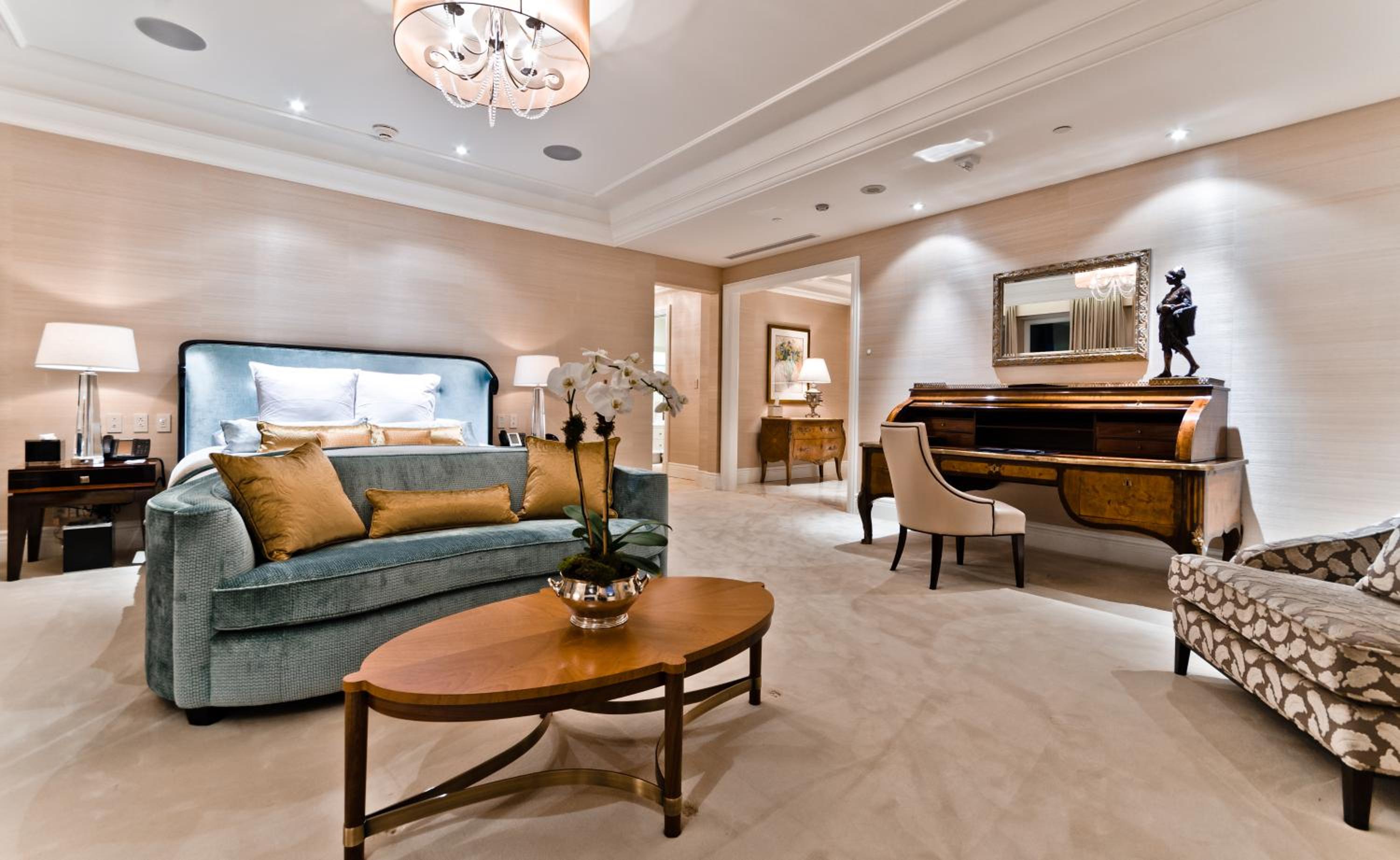 Royal, Suite